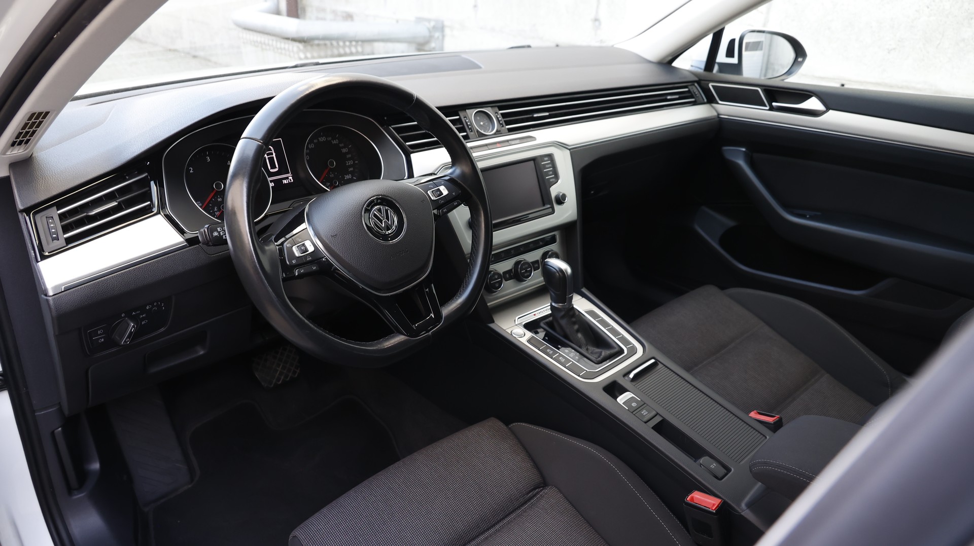 VW Passat Variant 2.0 TDI BMT Comfortline DSG 4Motion-image-11