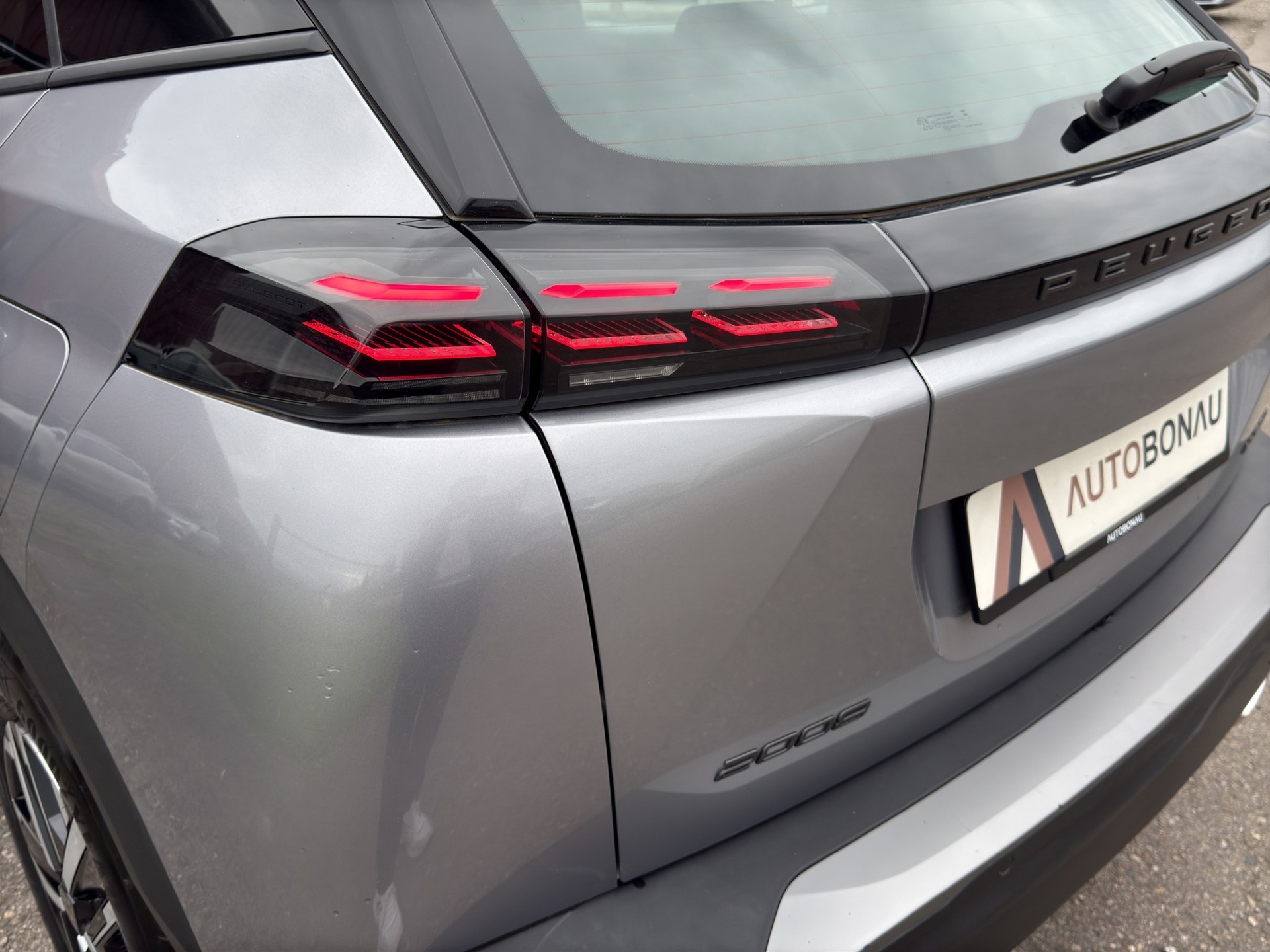 PEUGEOT 2008 1.2 Hybrid 145 Style-image-39