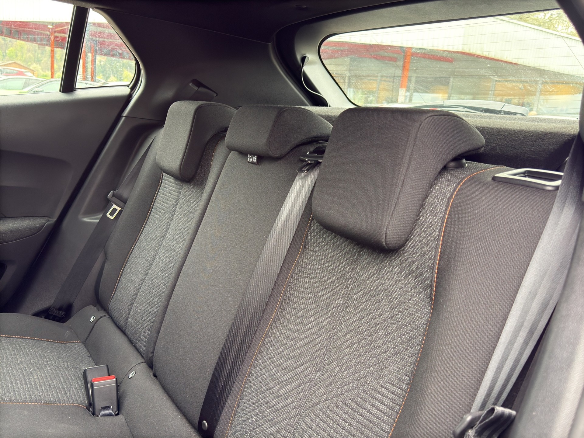 PEUGEOT 2008 1.2 Hybrid 145 Style-image-41