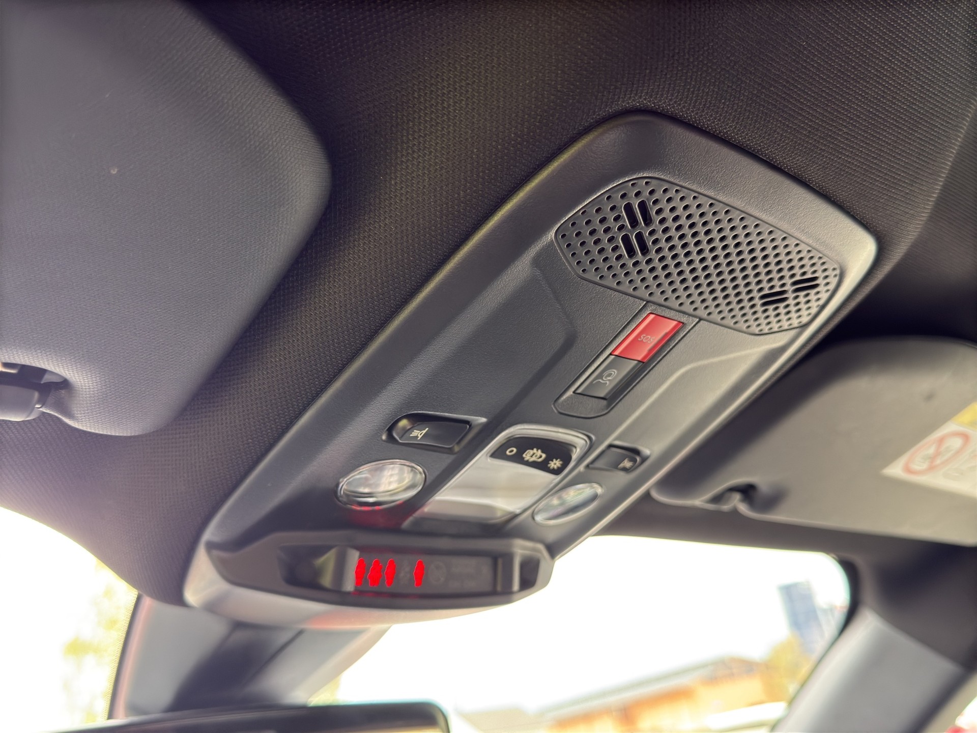 PEUGEOT 2008 1.2 Hybrid 145 Style-image-43