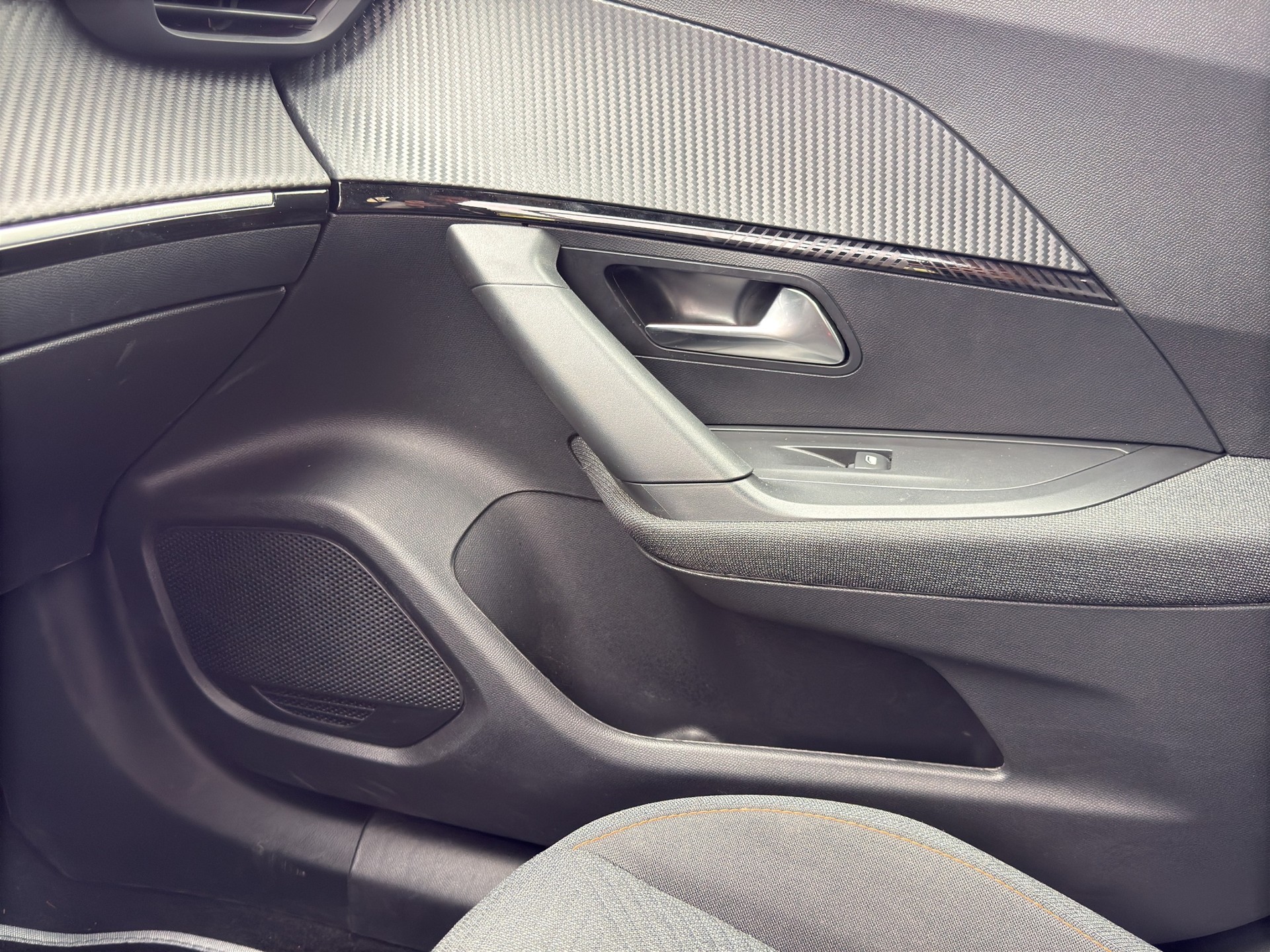 PEUGEOT 2008 1.2 Hybrid 145 Style-image-38