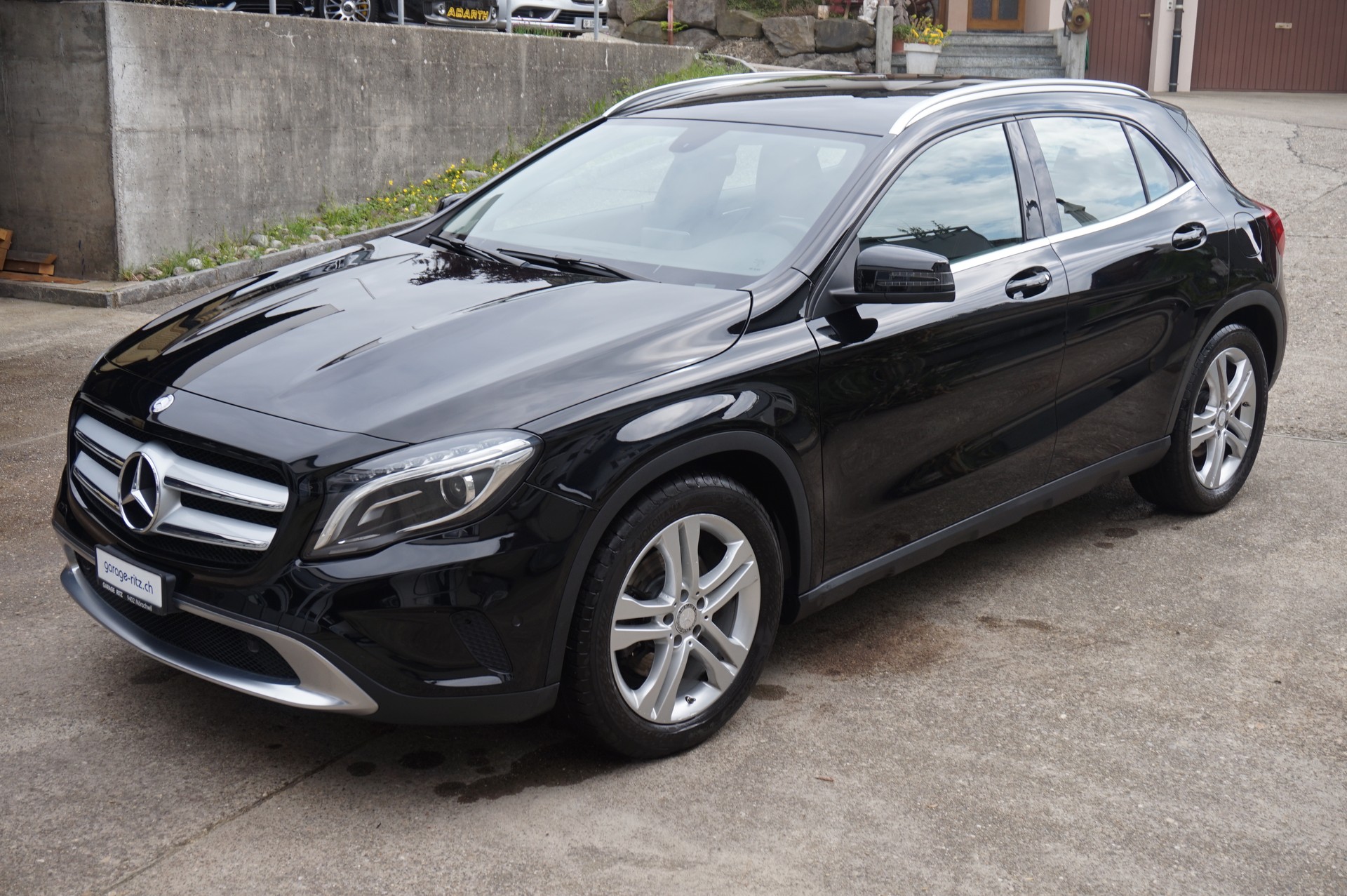 MERCEDES-BENZ GLA 250 Urban 4Matic 7G-DCT-image-2