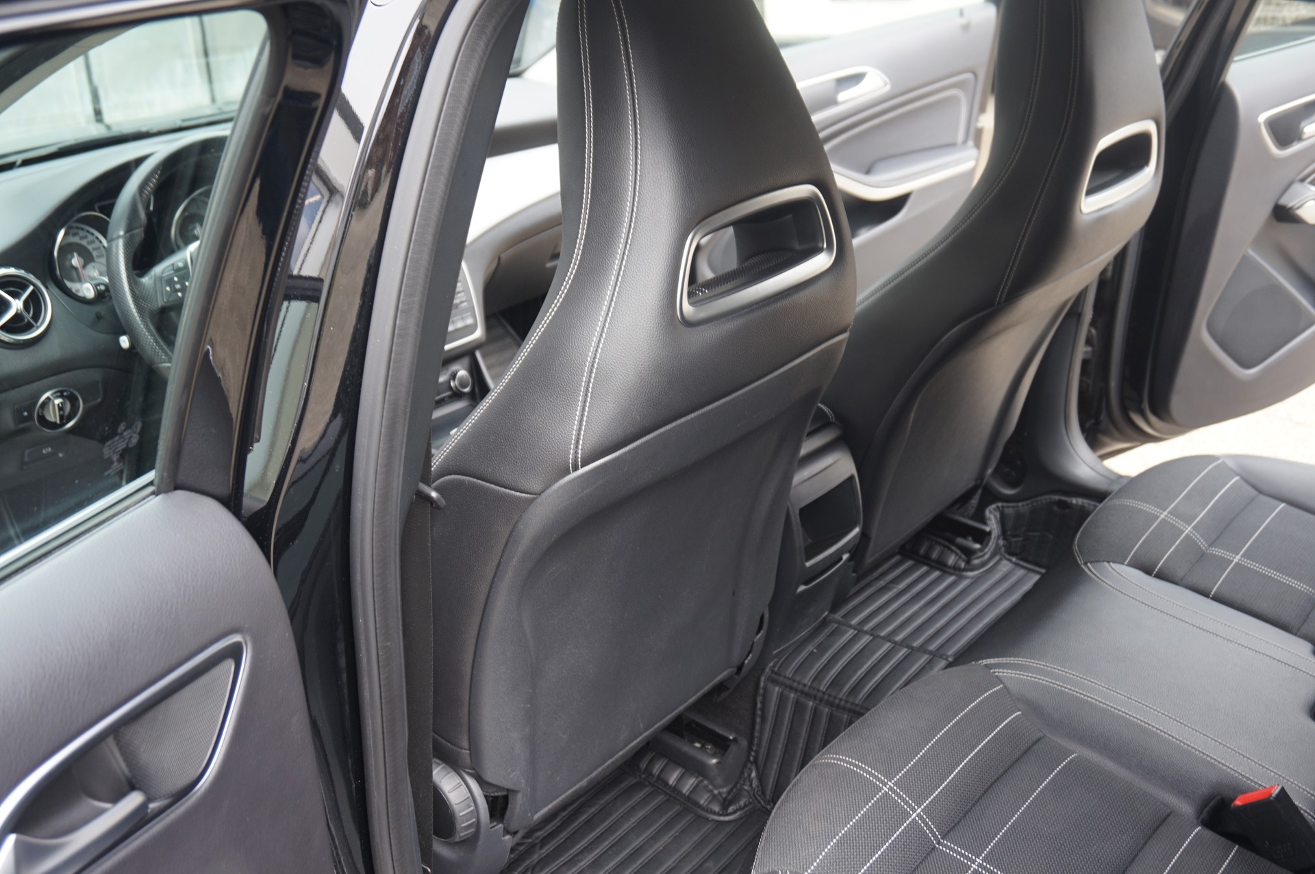 MERCEDES-BENZ GLA 250 Urban 4Matic 7G-DCT-image-11