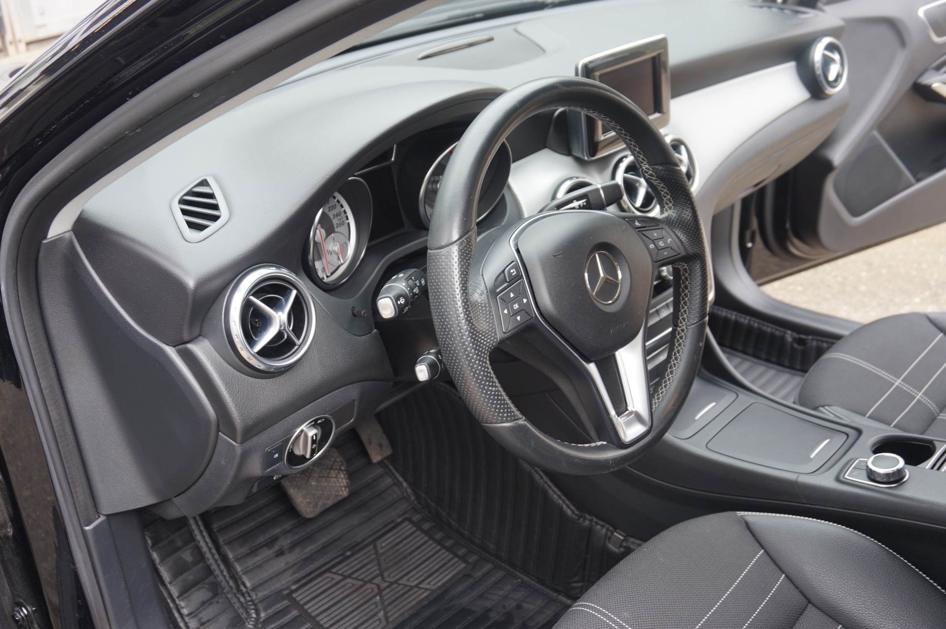 MERCEDES-BENZ GLA 250 Urban 4Matic 7G-DCT-image-9