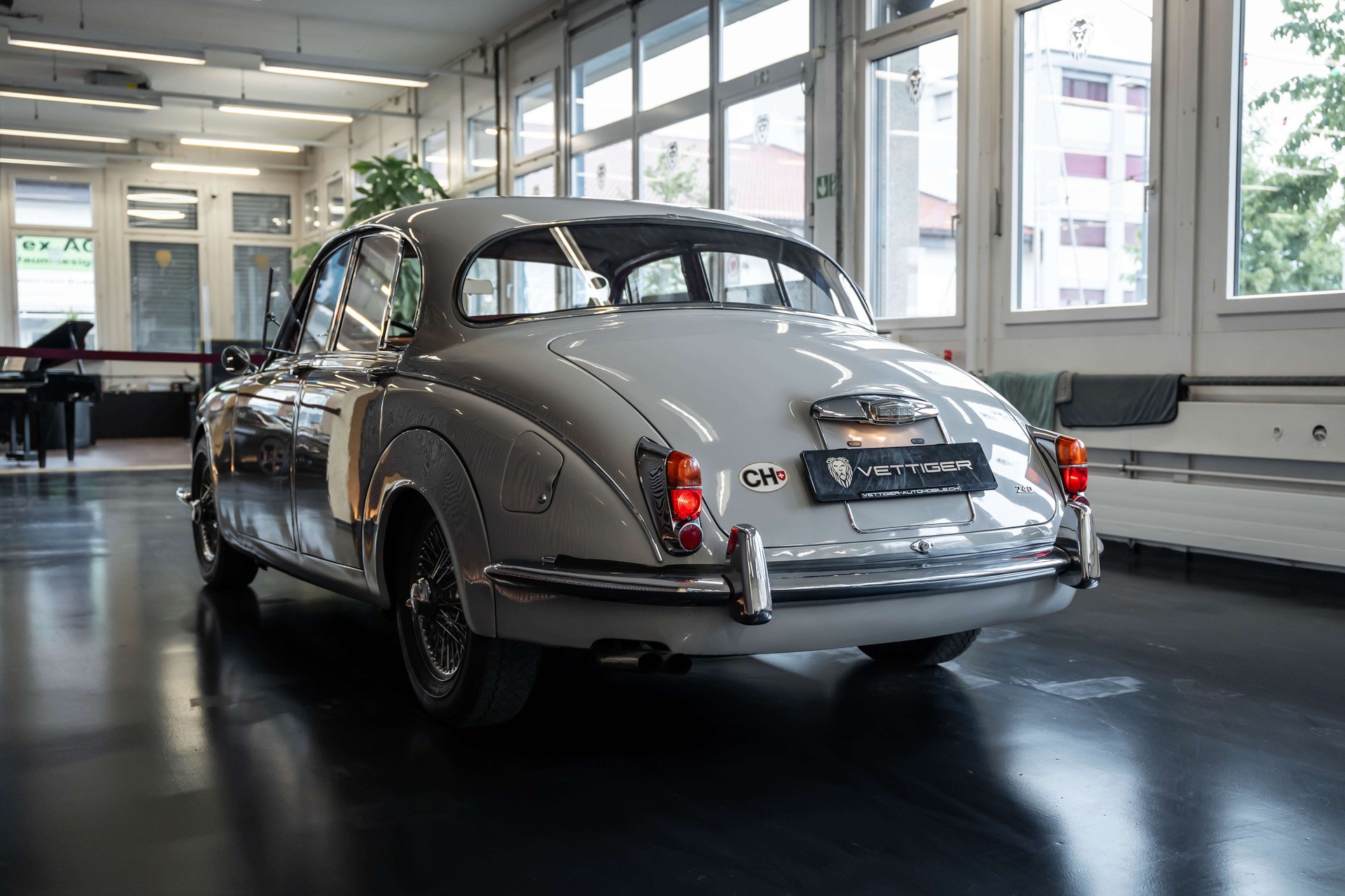 JAGUAR MK II 240 Overdrive-showroom-element-3