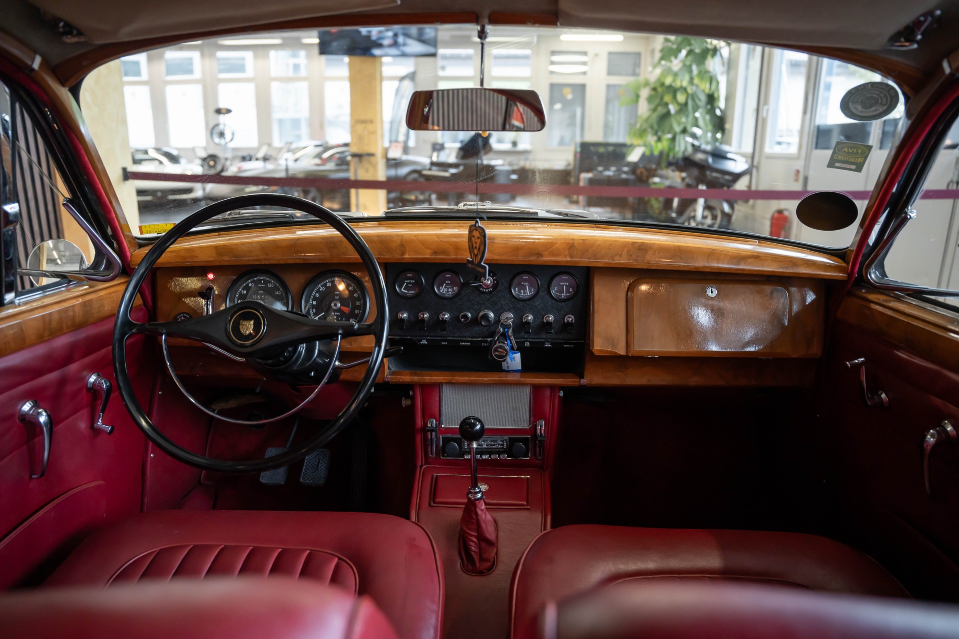 JAGUAR MK II 240 Overdrive-image-10