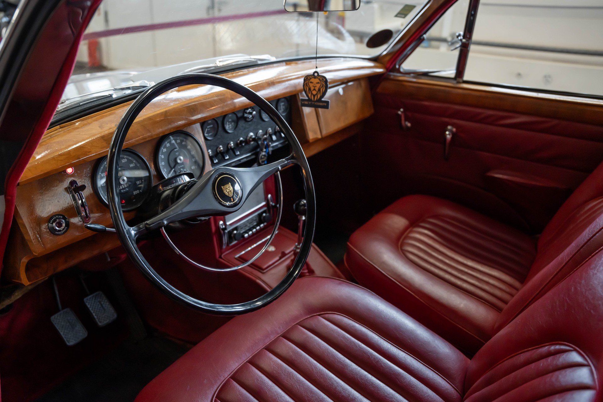JAGUAR MK II 240 Overdrive-image-11