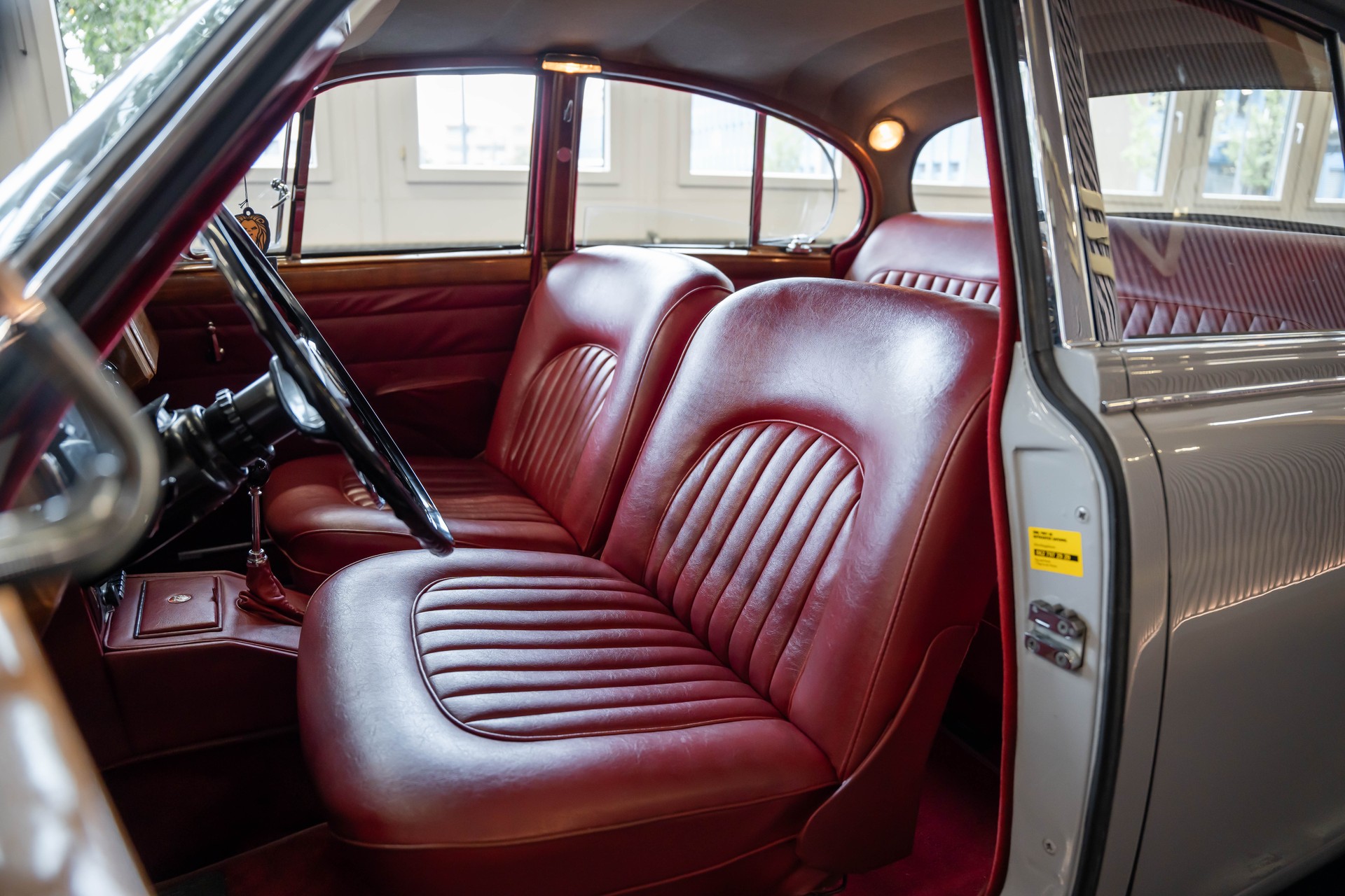 JAGUAR MK II 240 Overdrive-image-12