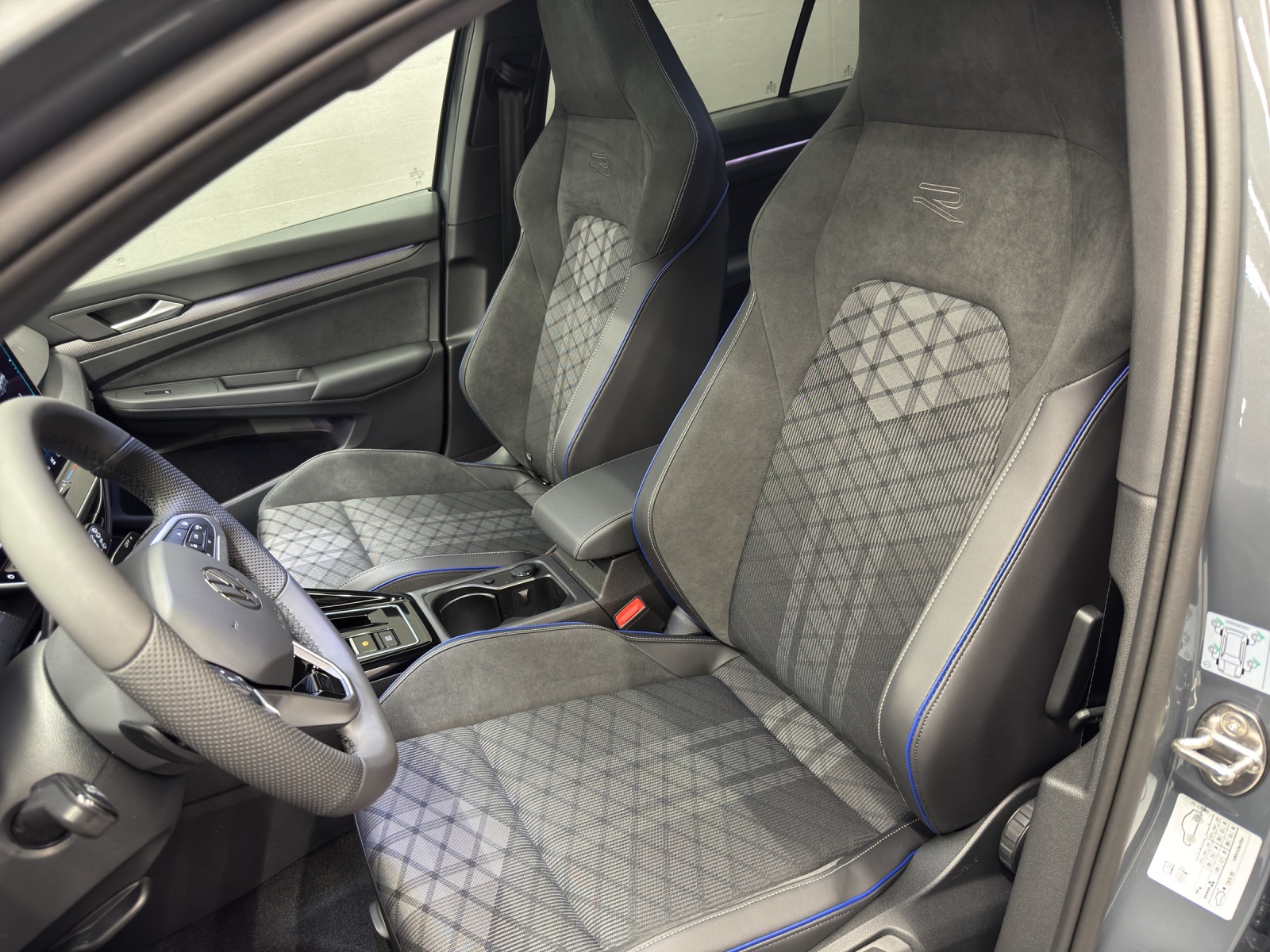 VW Golf VIII 1.5 eTSI R-Line DSG-image-13