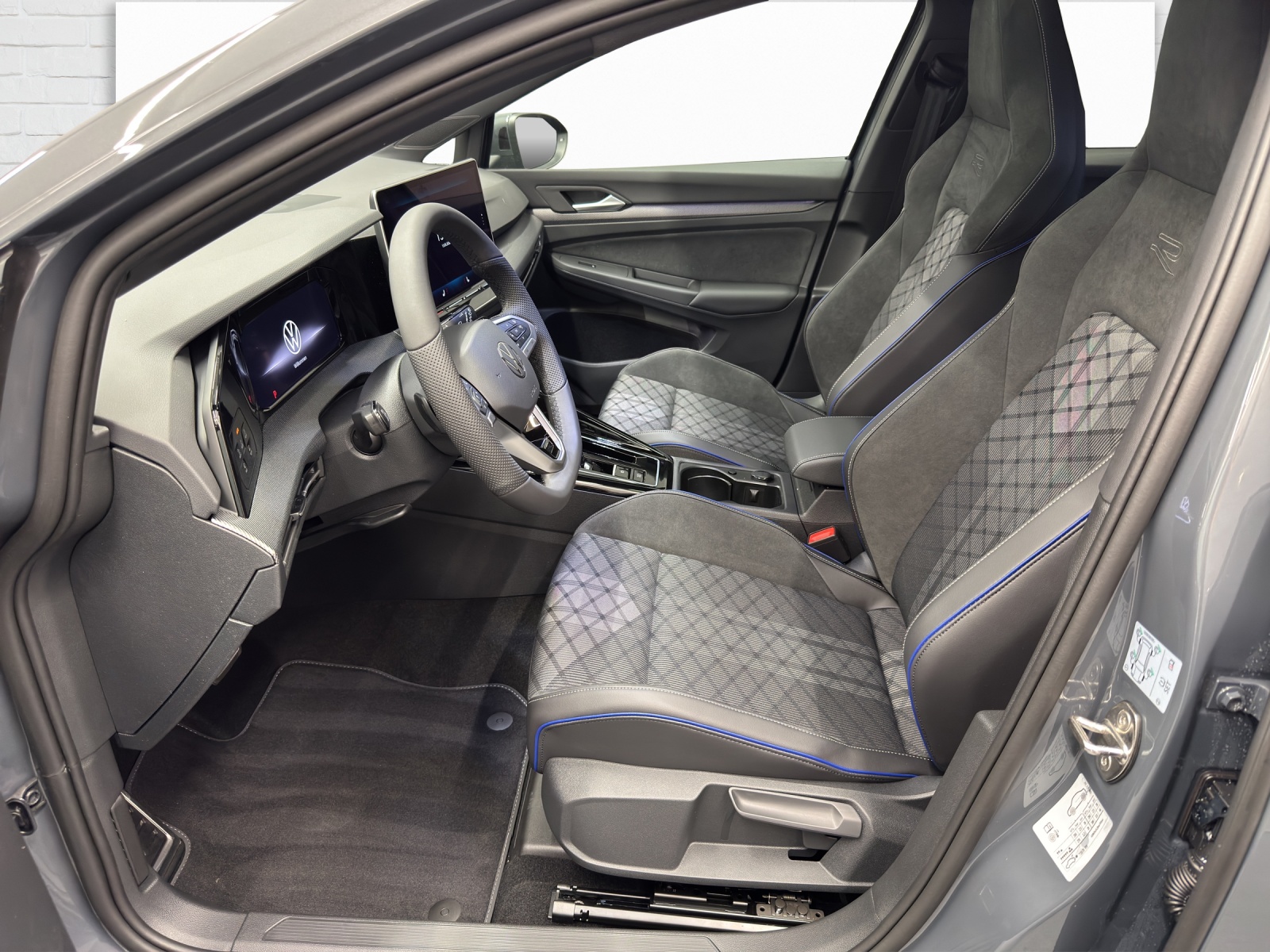 VW Golf VIII 1.5 eTSI R-Line DSG-image-6