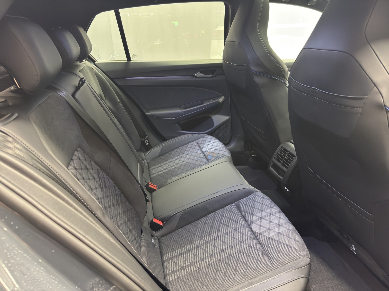 VW Golf VIII 1.5 eTSI R-Line DSG-image-9