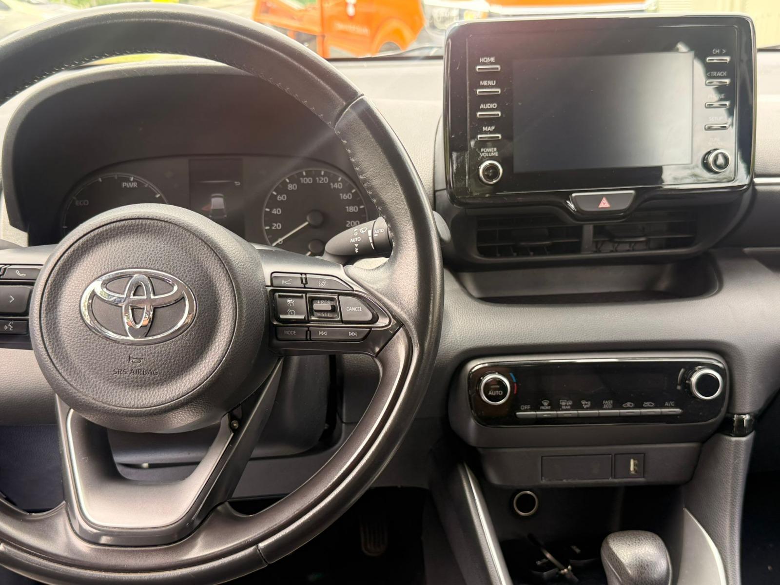 TOYOTA Yaris 1.5 Style e-CVT-image-12