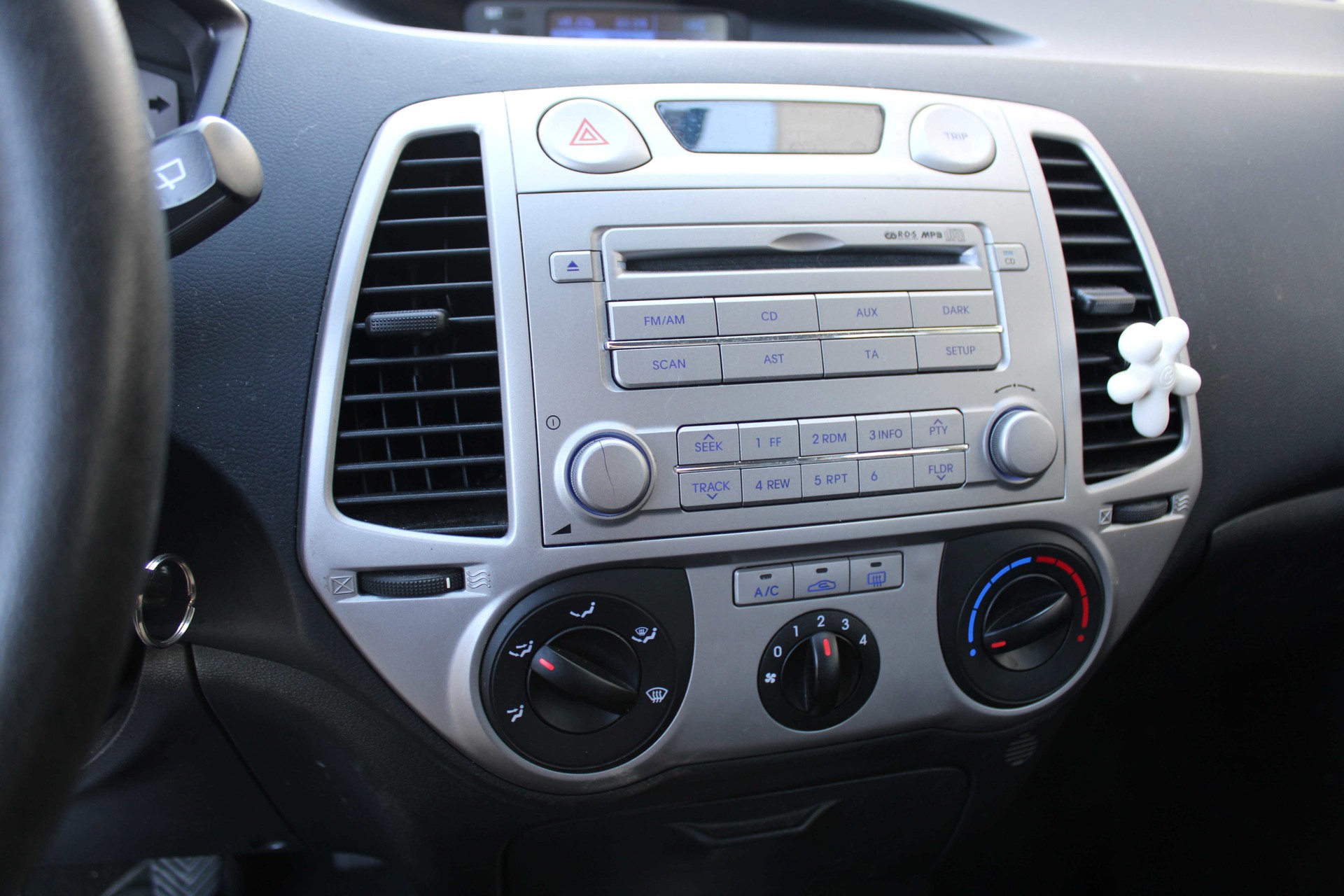 HYUNDAI i20-image-6