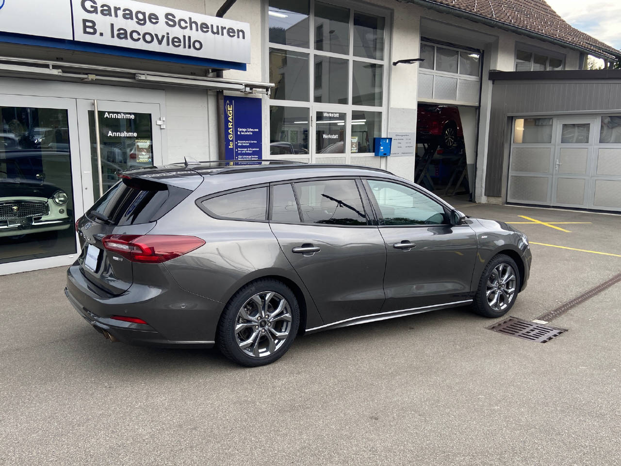 FORD Focus Station Wagon 1.0i EcoB Hybrid 155 ST-Line-image-5