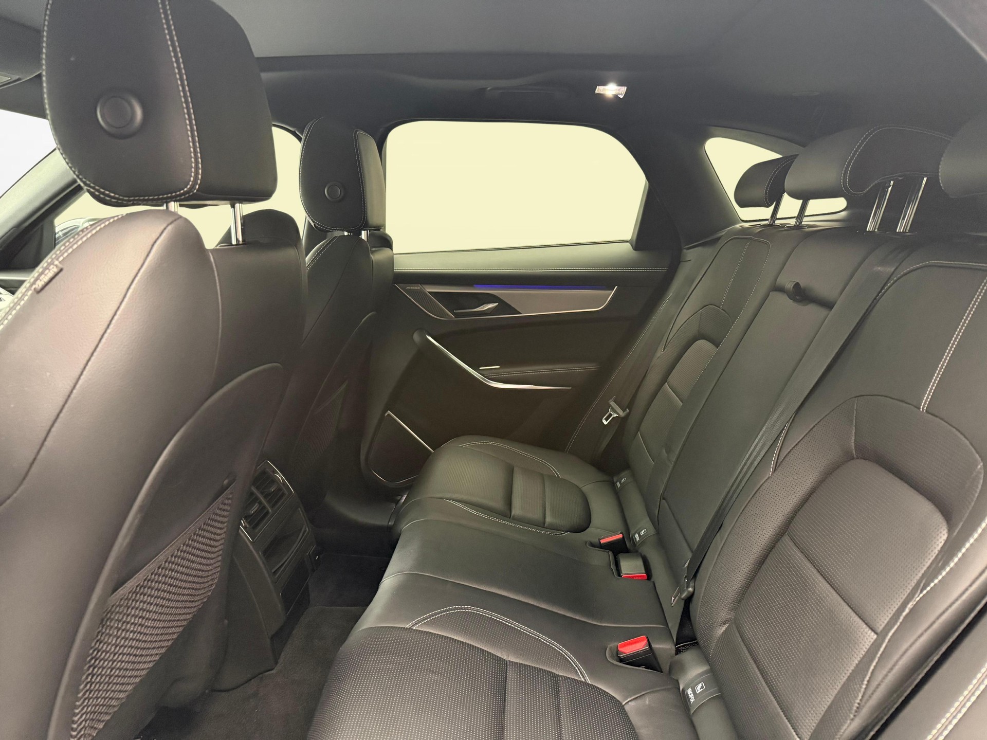 JAGUAR F-Pace 3.0 I6 R-Dynamic SE AWD-image-9