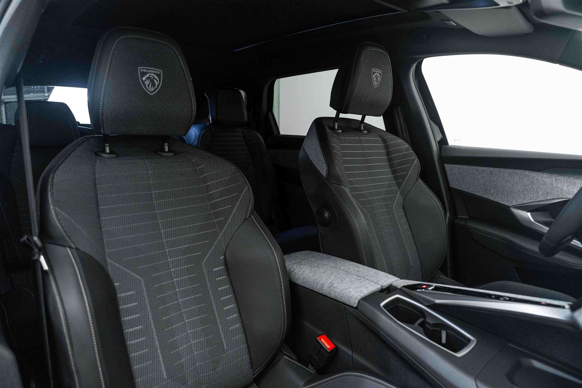 PEUGEOT 5008 145 Hybrid GT 7-Plätzer e-DCS-Automat-image-10