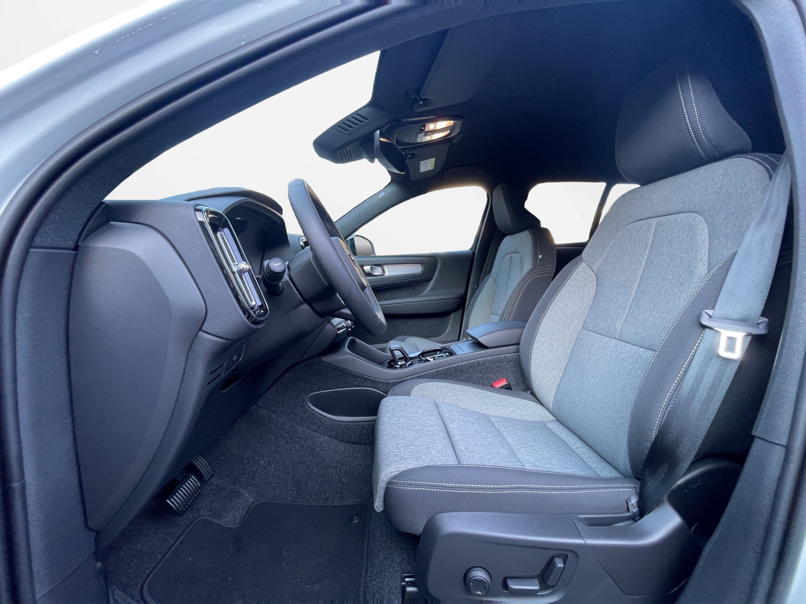 VOLVO XC40 2.0 B4 MH Plus Dark-image-9