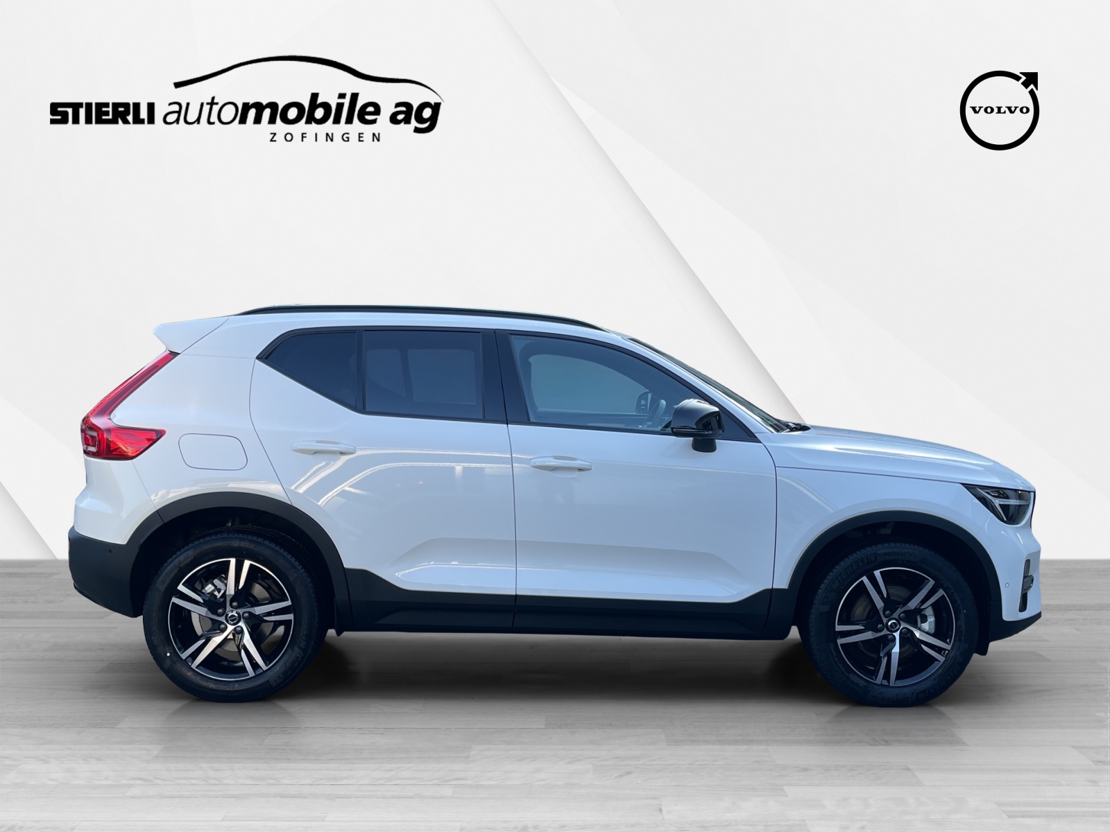 VOLVO XC40 2.0 B4 MH Plus Dark-showroom-element-3