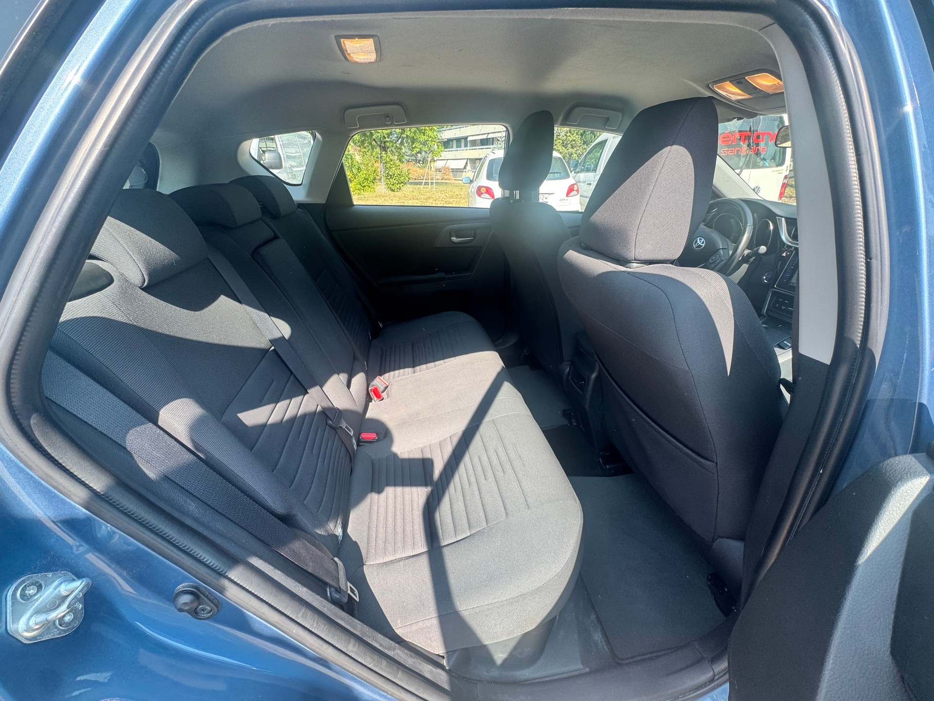 TOYOTA Auris 1.8 HSD Luna e-CVT-image-12