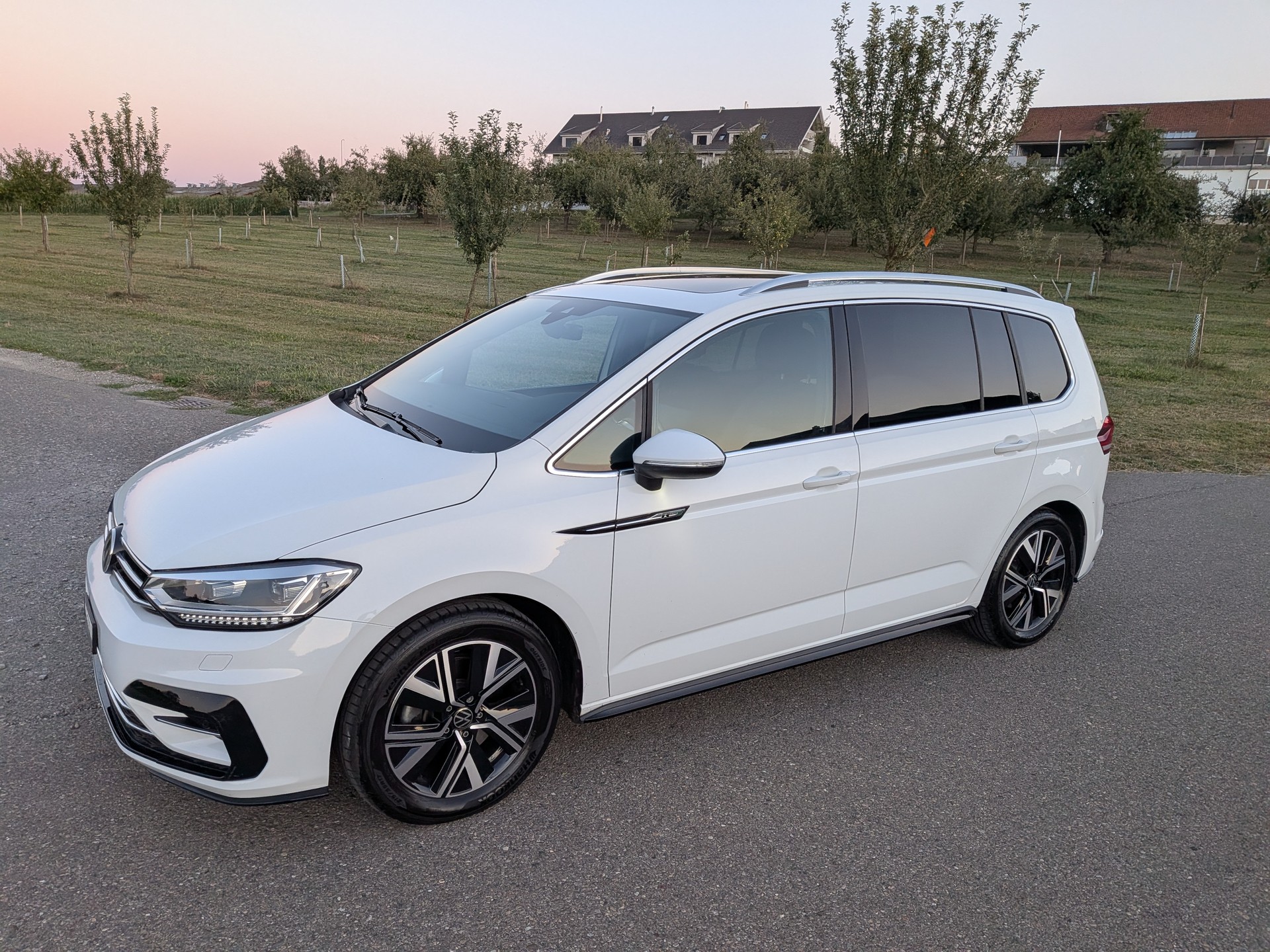 VW Touran 2.0 TDI BlueMotion R-Line DSG 7-Platz-image-6