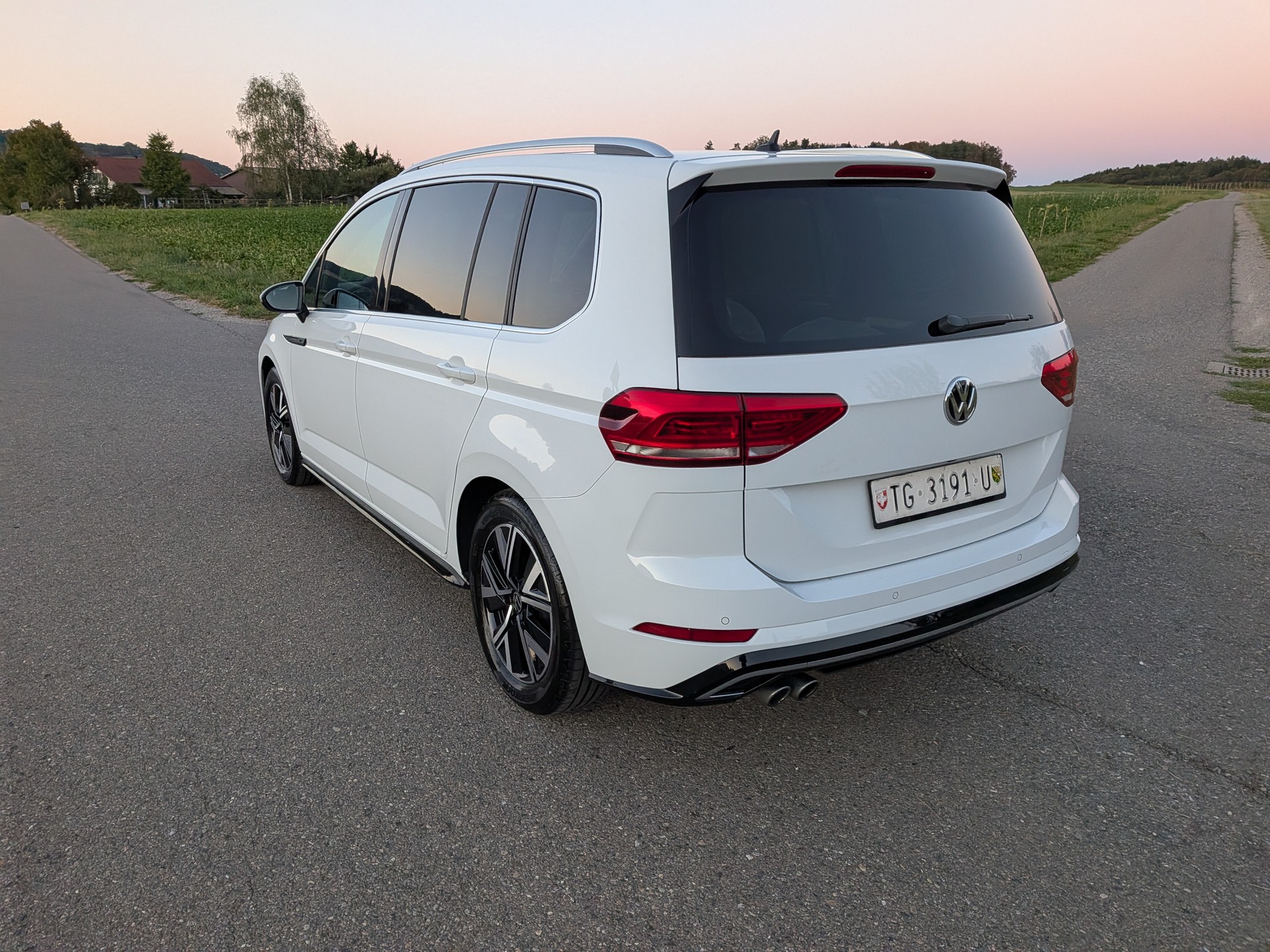 VW Touran 2.0 TDI BlueMotion R-Line DSG 7-Platz-image-10