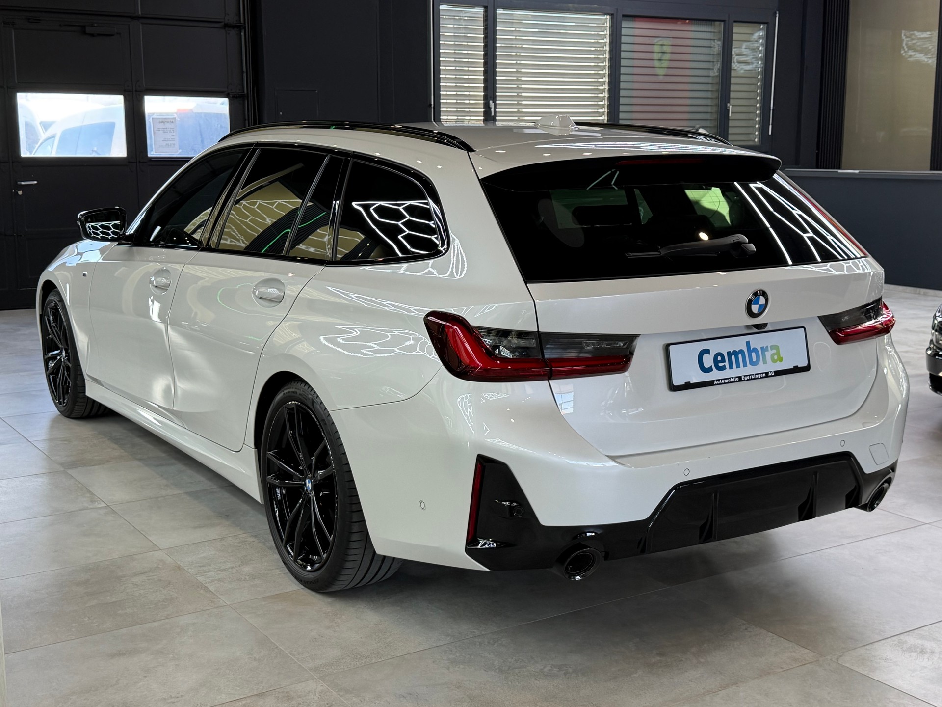BMW 320d xDrive 48V Touring Steptronic M Sport-image-6