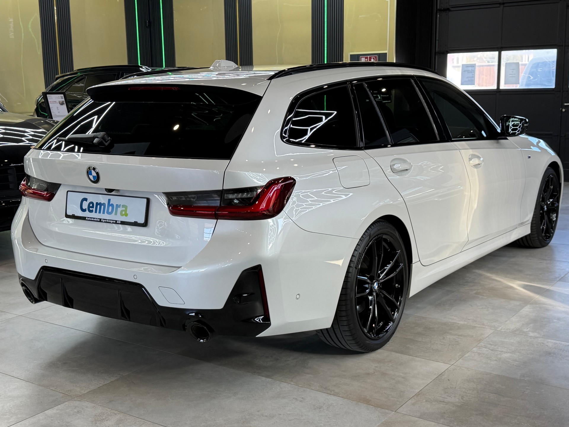 BMW 320d xDrive 48V Touring Steptronic M Sport-image-4
