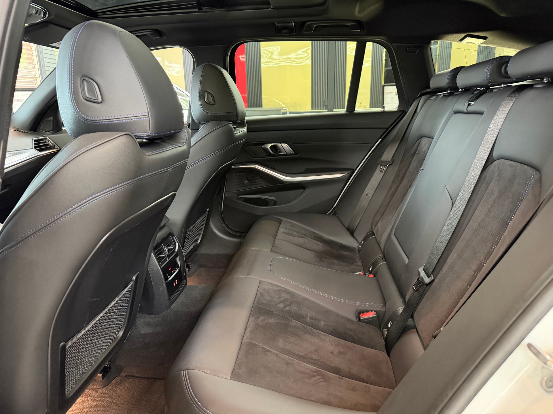 BMW 320d xDrive 48V Touring Steptronic M Sport-image-17