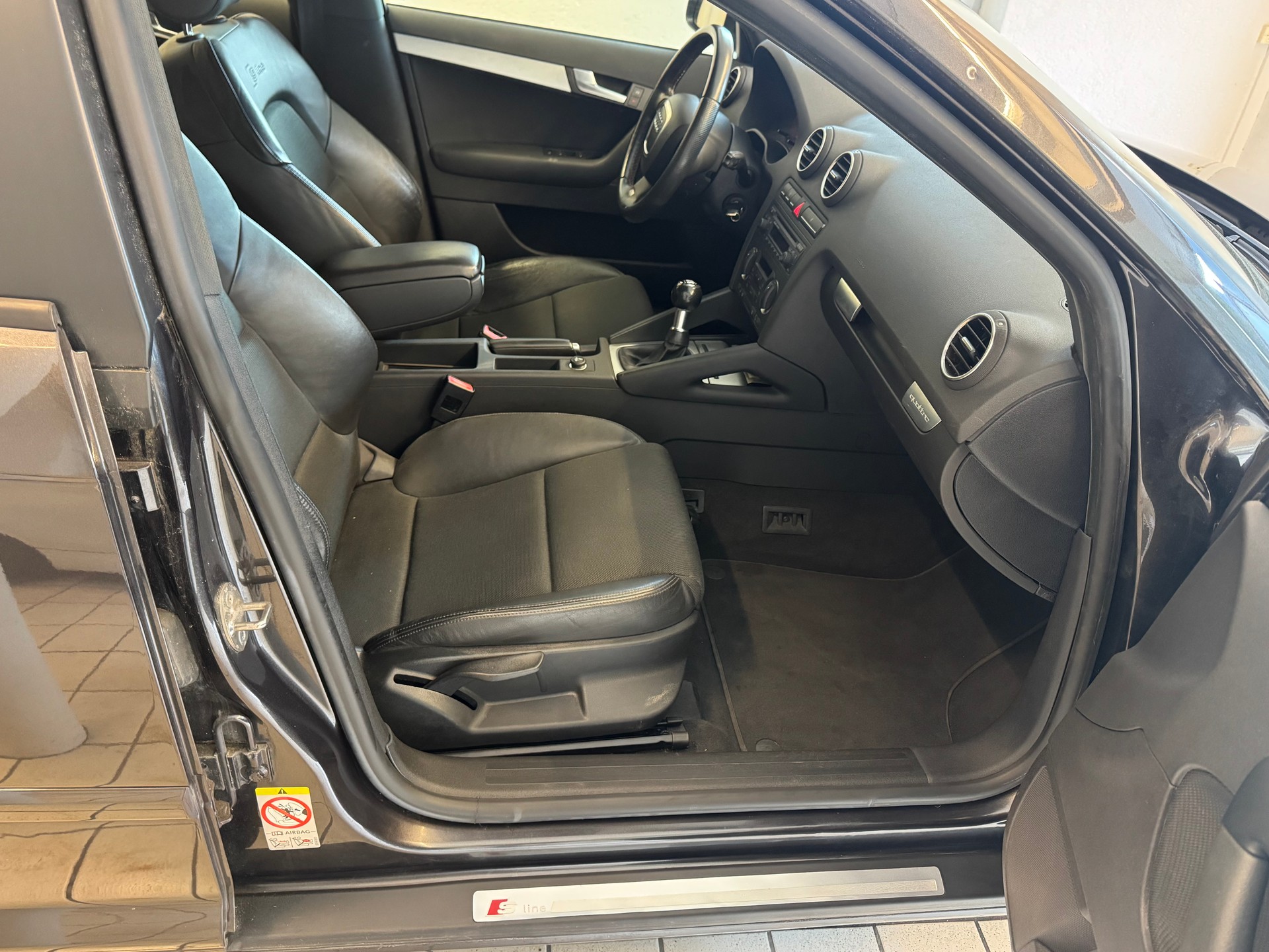 AUDI A3 Sportback 2.0 Turbo FSI Ambition quattro-image-11