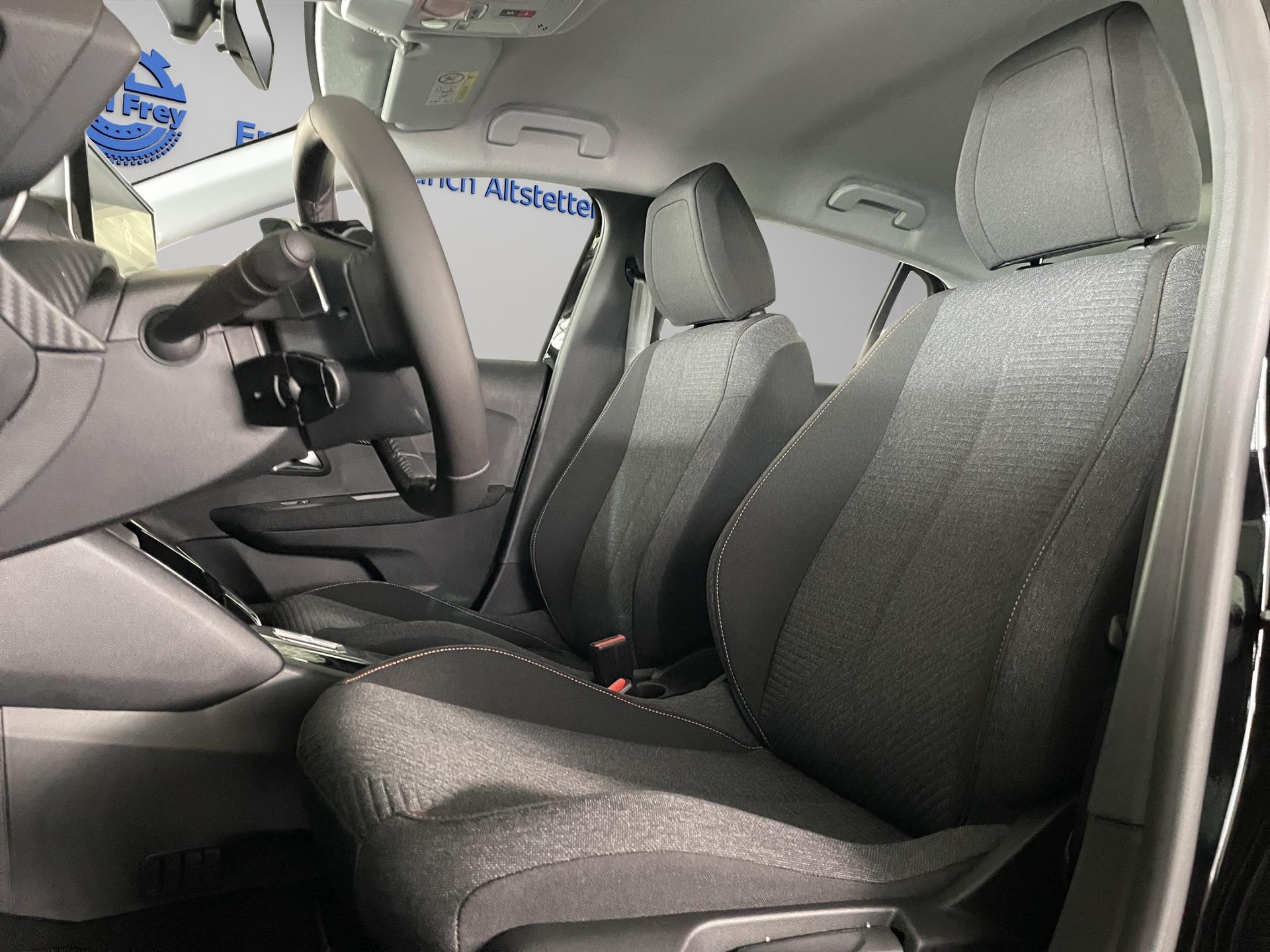 PEUGEOT 208 1.2 Hybrid Style-image-8