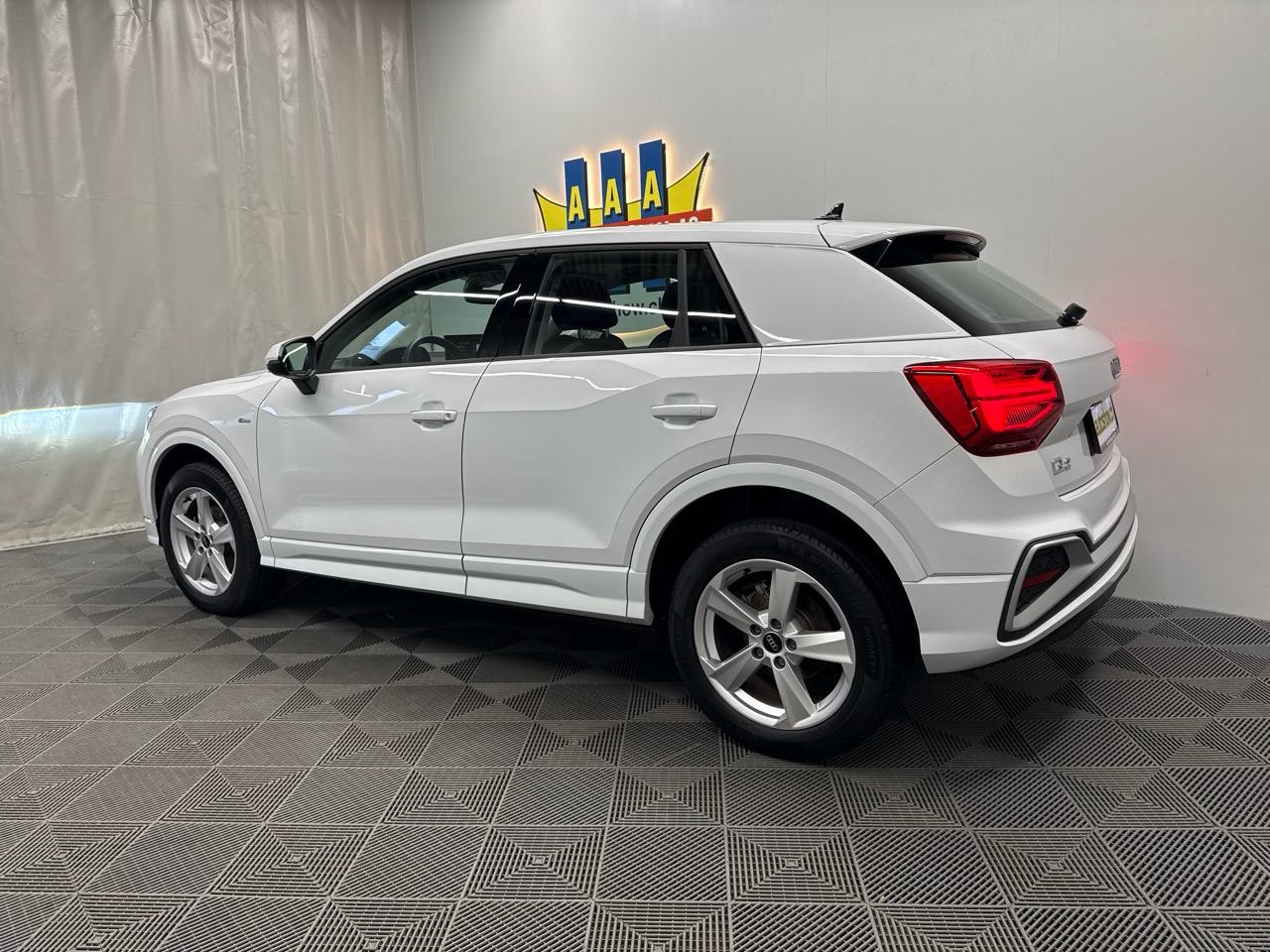AUDI Q2 35 TFSI S line S-tronic-showroom-element-1