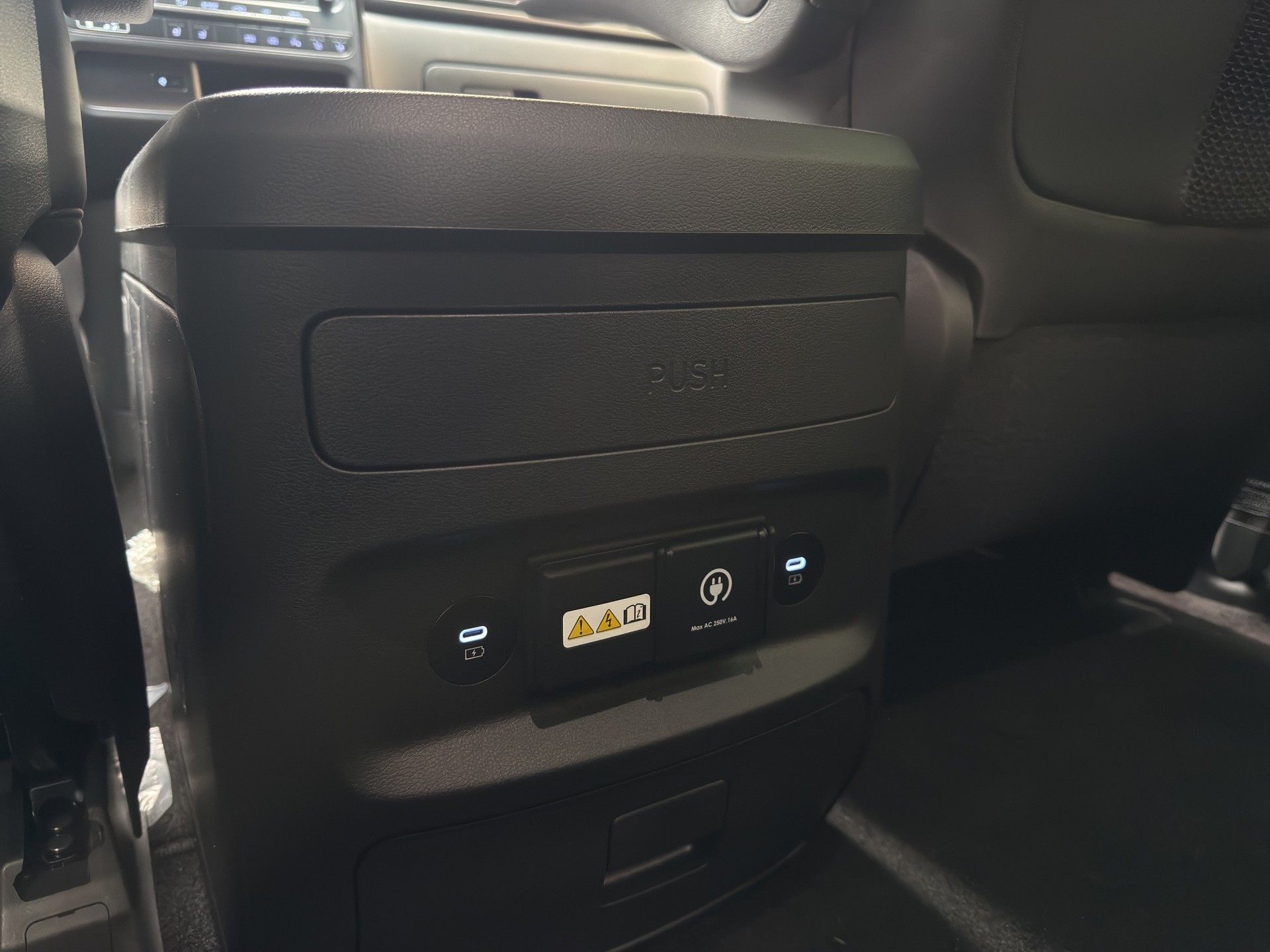 HYUNDAI Staria Premium 84 kWh Vertex-image-17