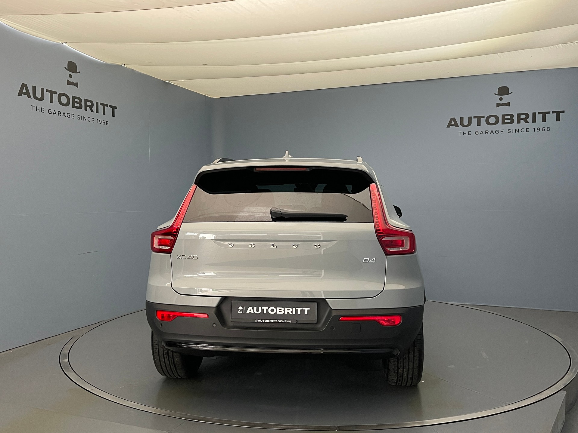 VOLVO XC40 2.0 B4 MH Ultra Dark-showroom-element-2