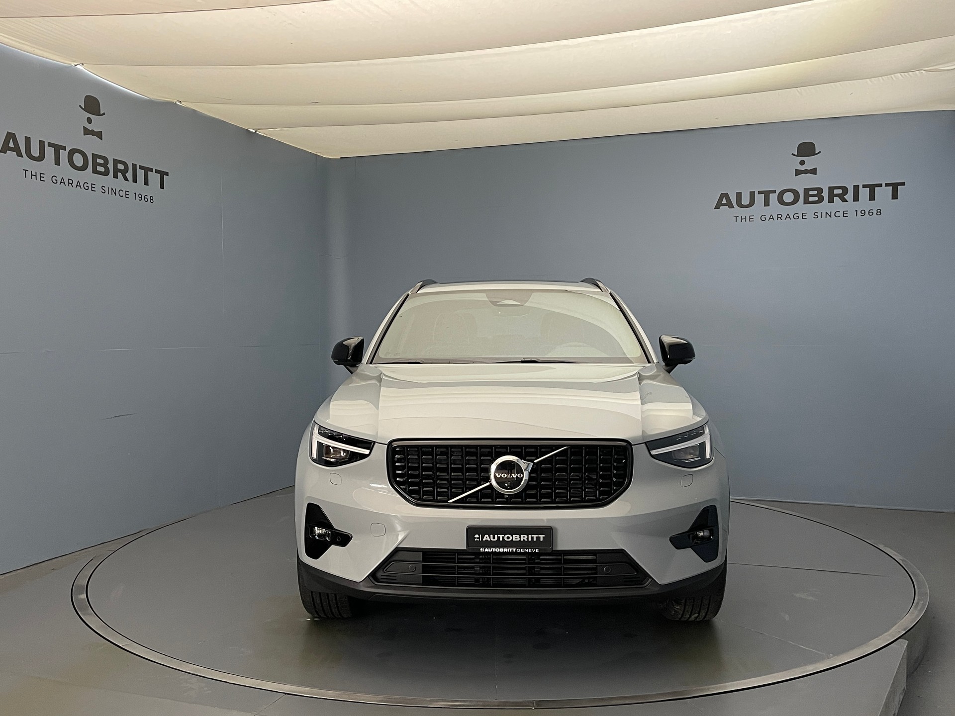 VOLVO XC40 2.0 B4 MH Ultra Dark-showroom-element-1