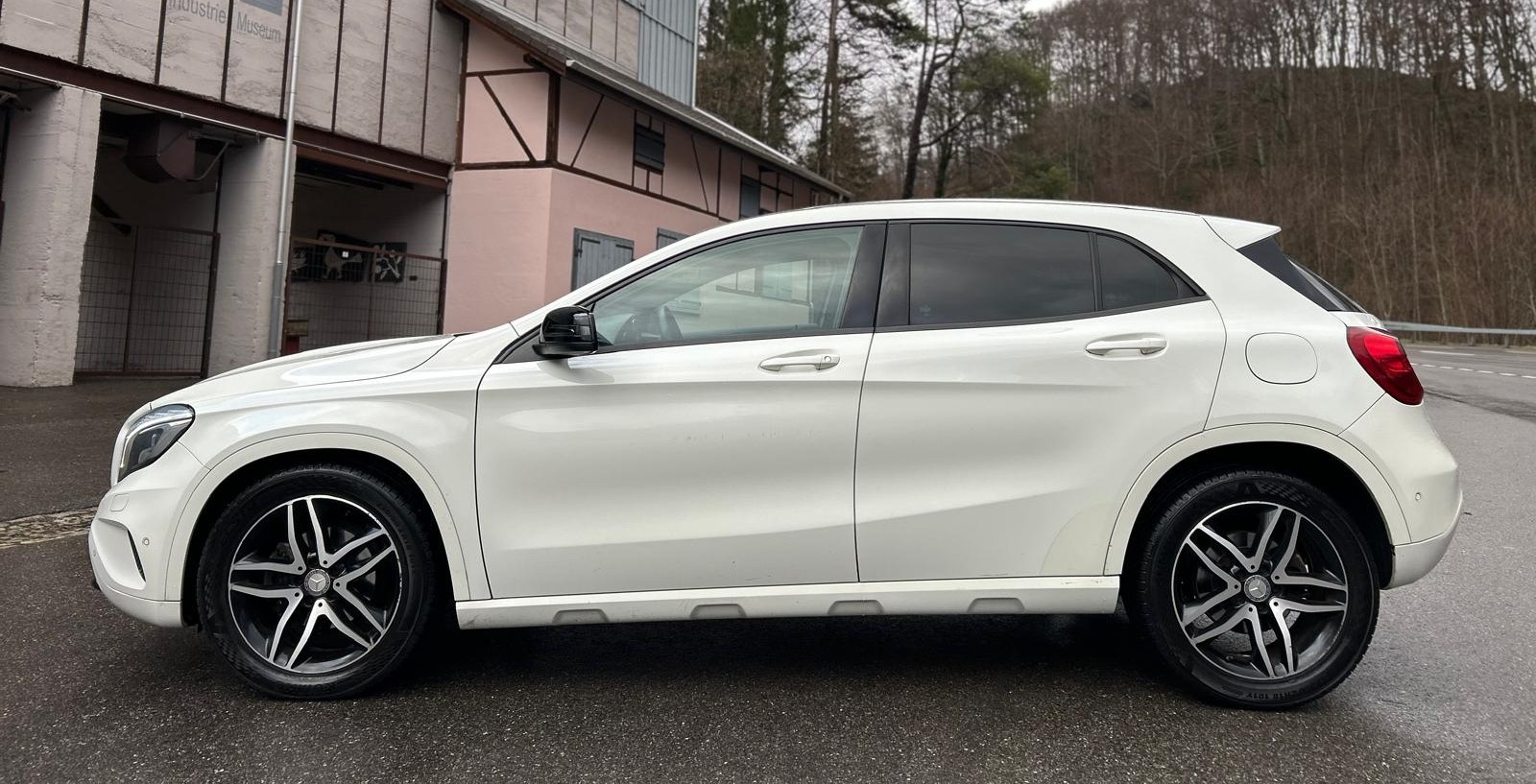 MERCEDES-BENZ GLA 200 CDI Swiss Star Edition 4Matic 7G-DCT-showroom-element-1