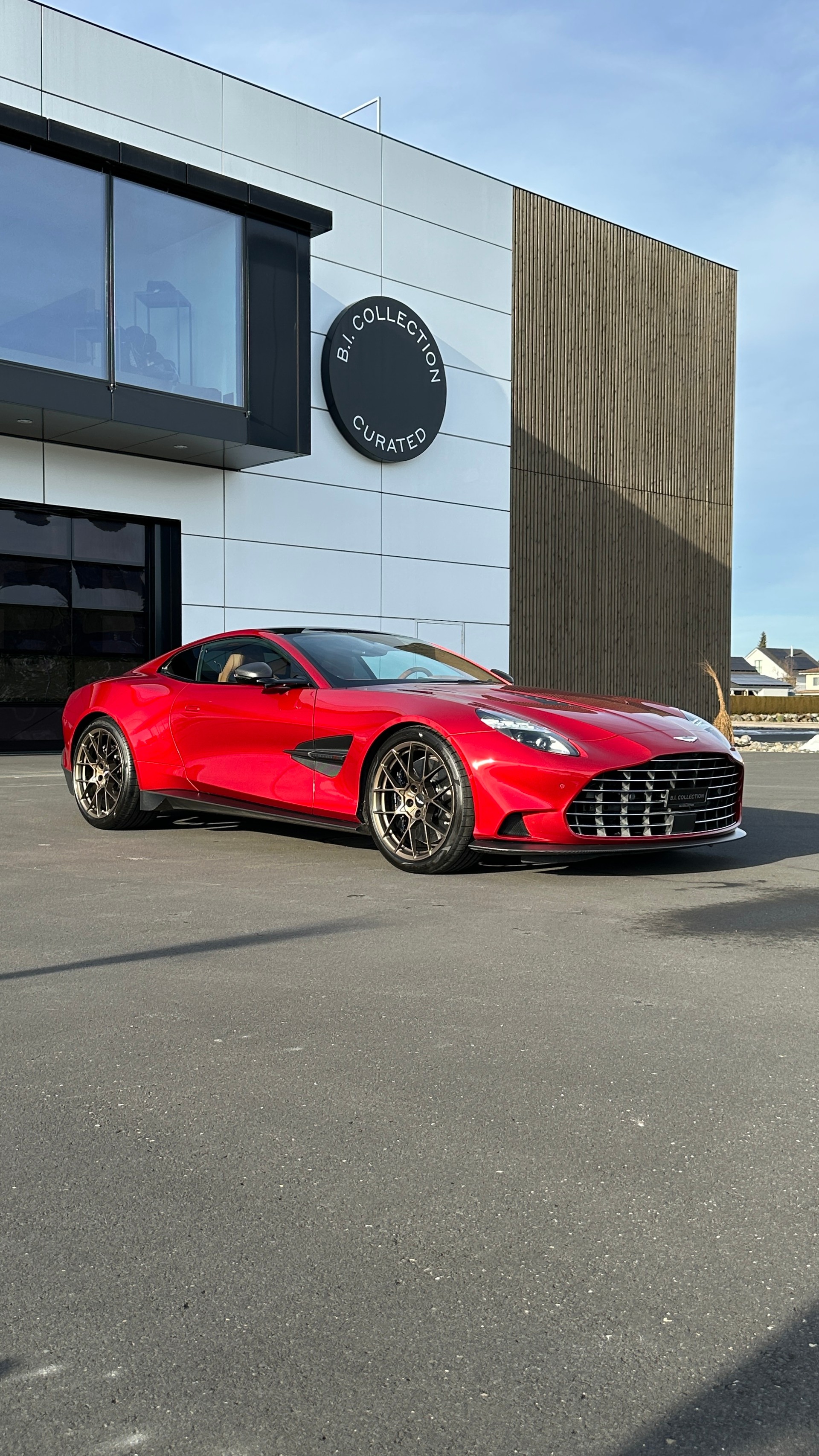 ASTON MARTIN V12 Vanquish