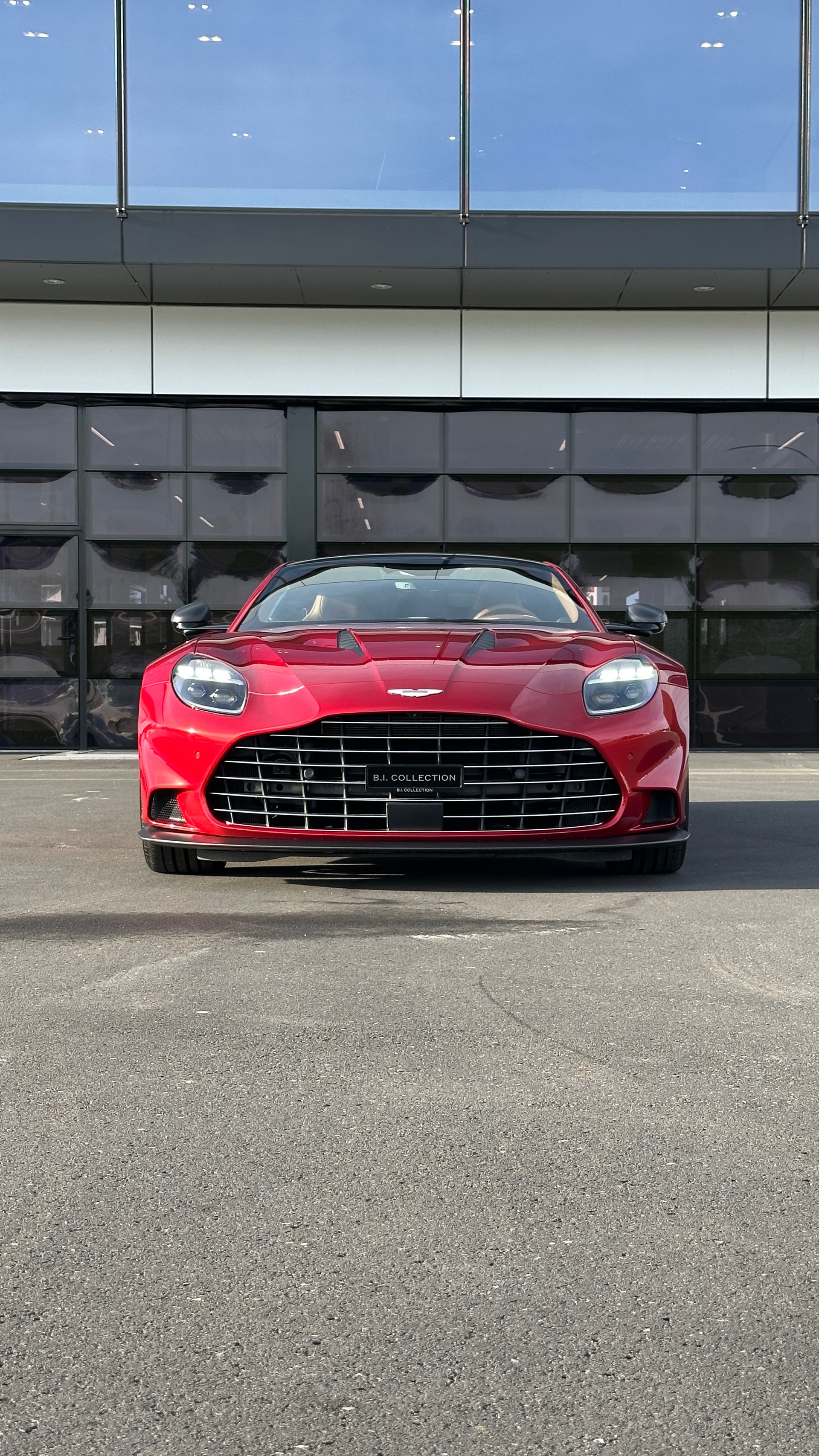 ASTON MARTIN V12 Vanquish-showroom-element-2