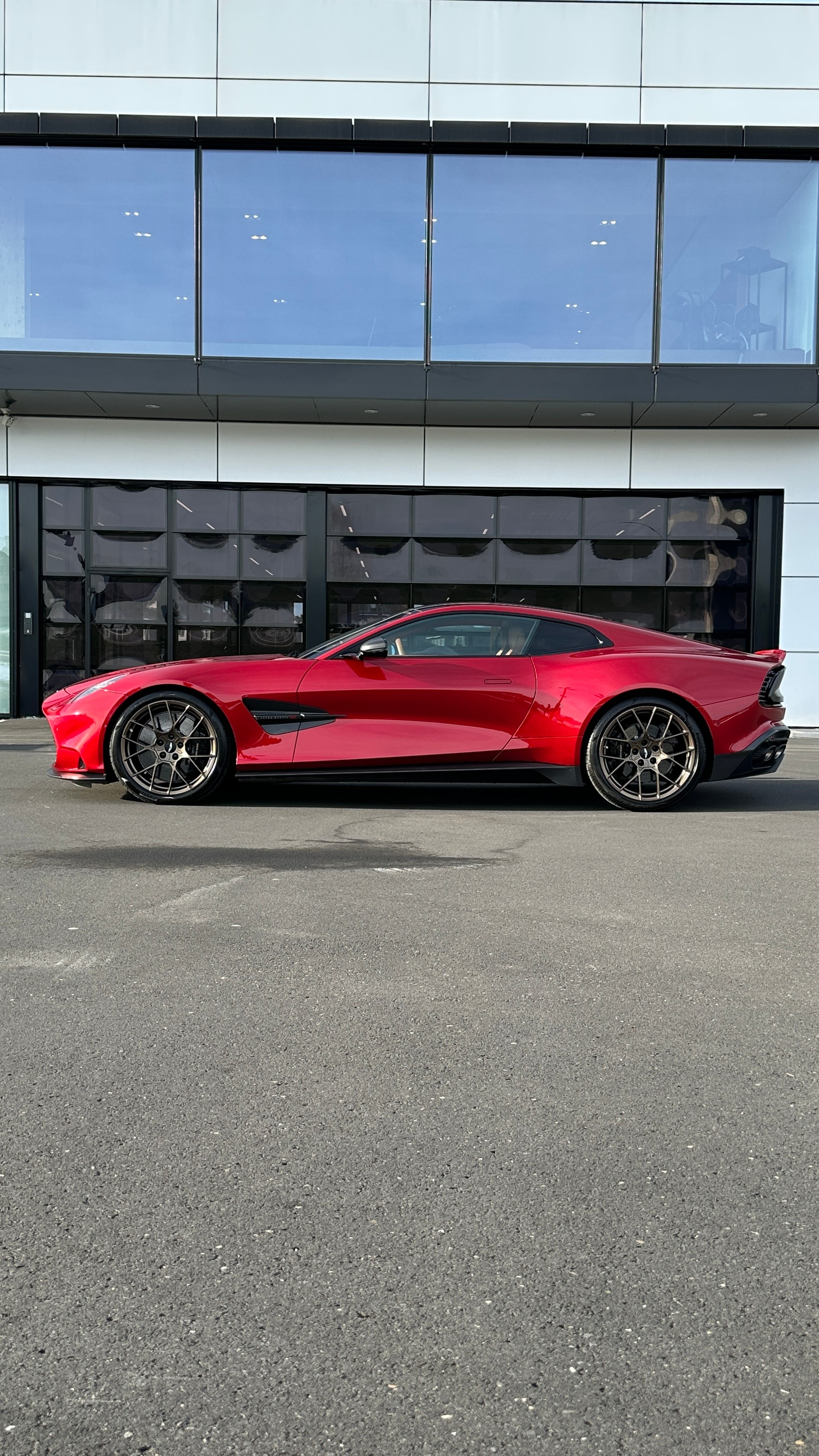 ASTON MARTIN V12 Vanquish-showroom-element-3