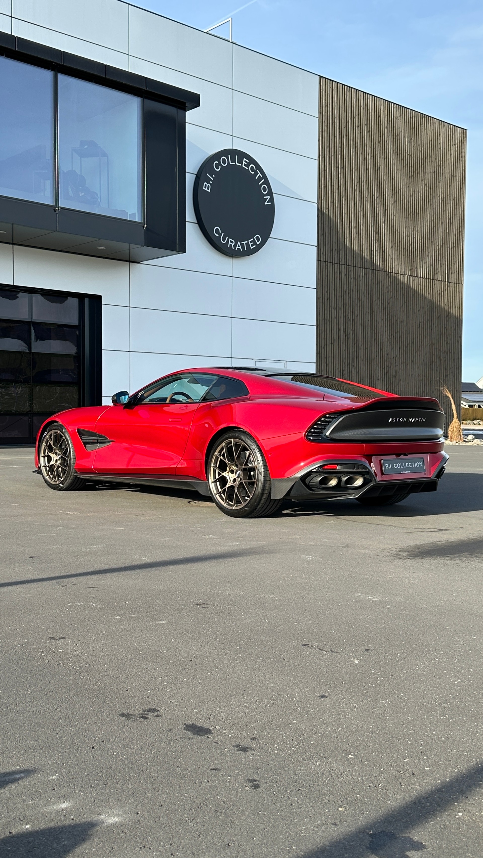 ASTON MARTIN V12 Vanquish-showroom-element-1