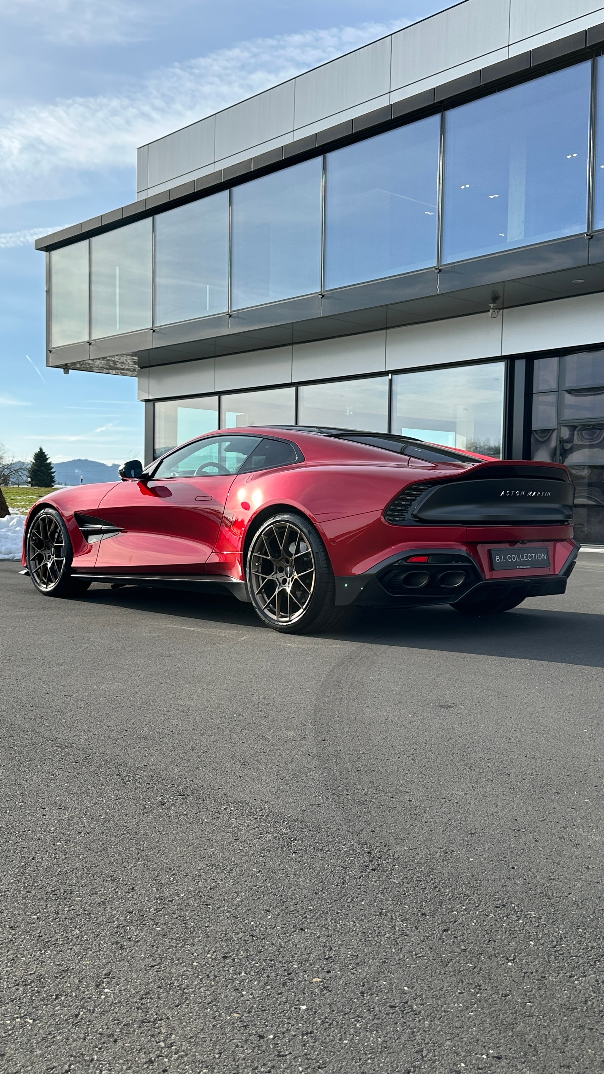 ASTON MARTIN V12 Vanquish-image-4