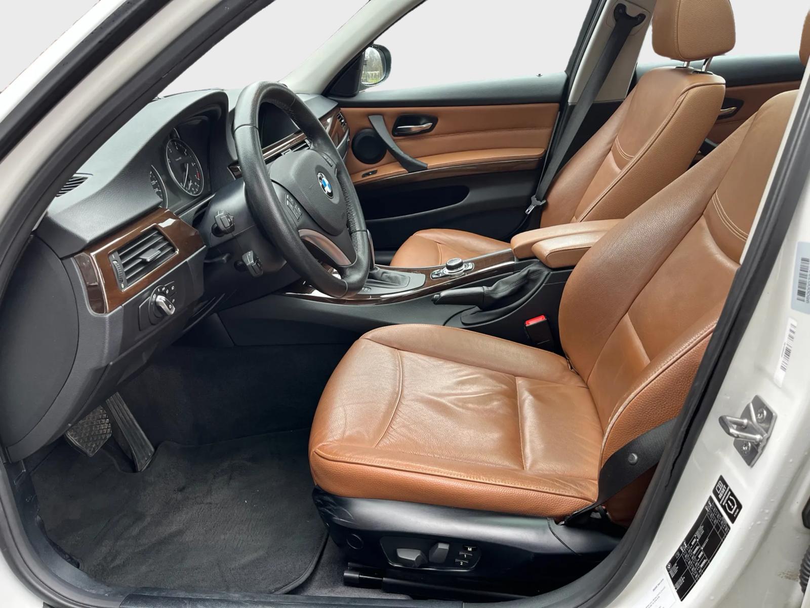 BMW 318i Touring Steptronic-image-8