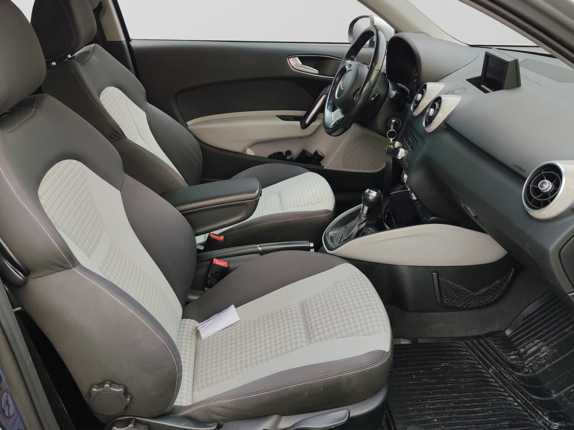 AUDI A1 1.4 TFSI Attraction S-tronic-image-15