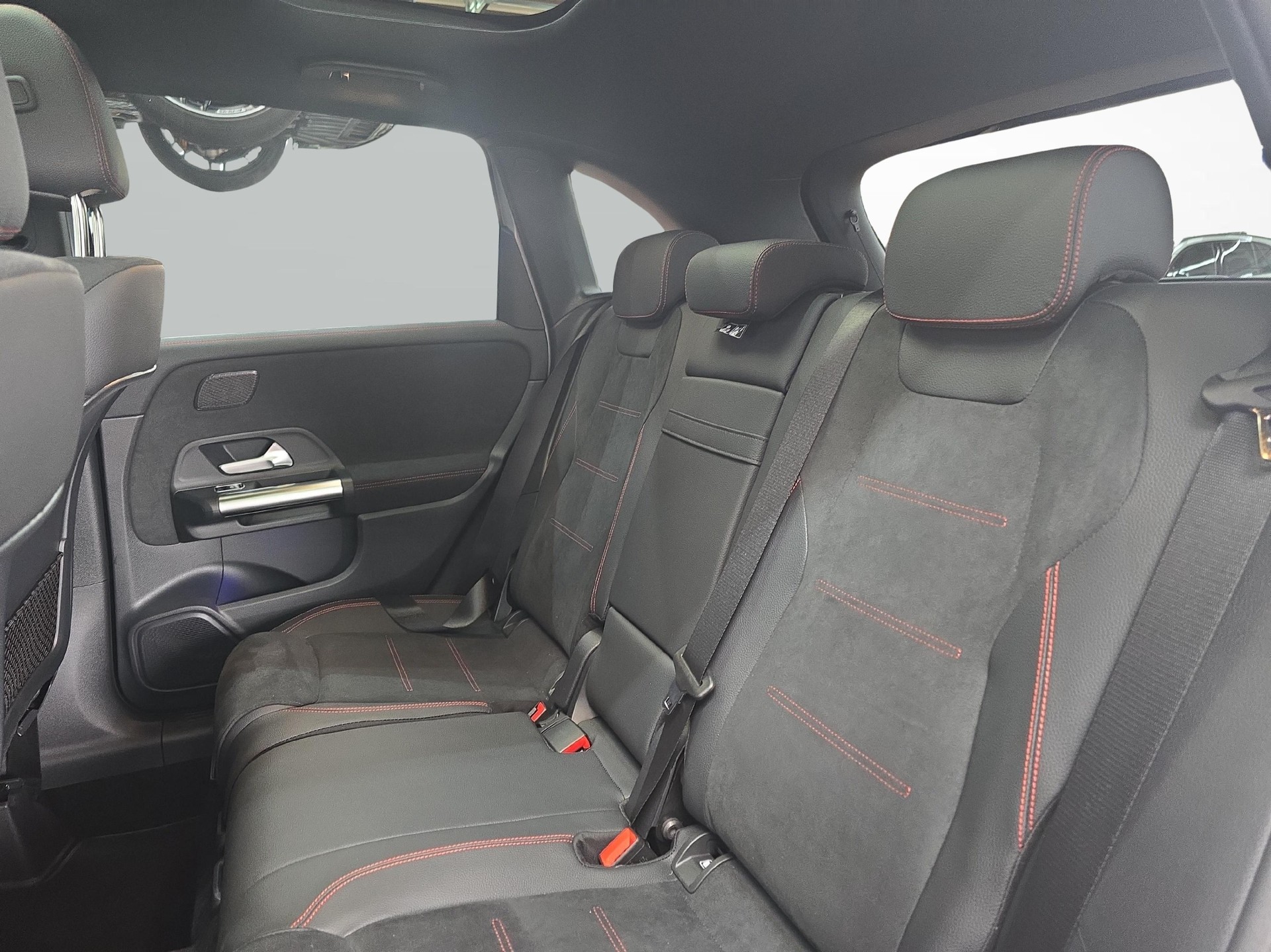MERCEDES-BENZ B 250 e EQ Star AMG Line-image-9