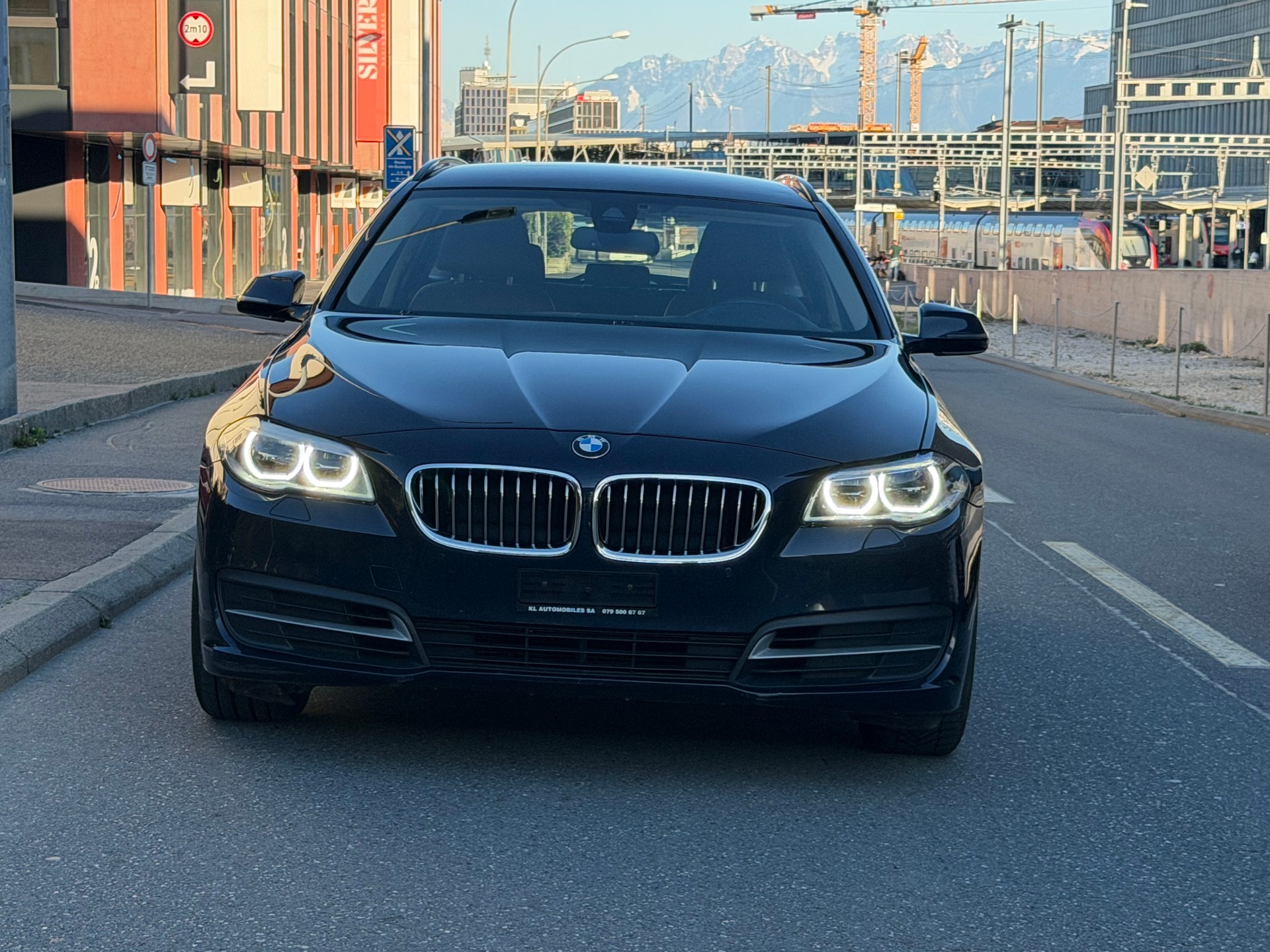 BMW 525d Touring xDrive Luxury Line Steptronic-showroom-element-1