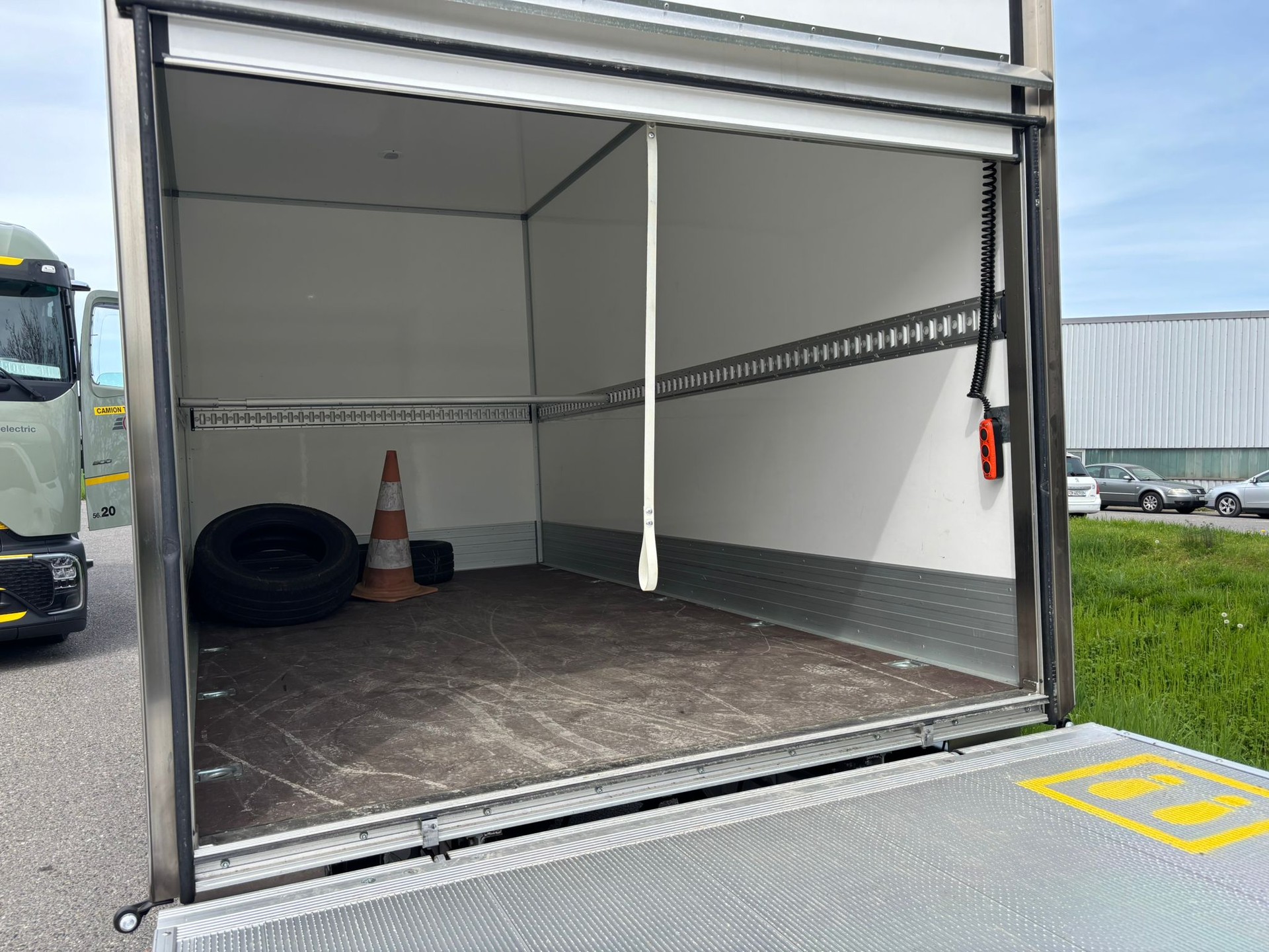 MERCEDES-BENZ Sprinter 319 CDI Lang 9G-TRONIC-image-9
