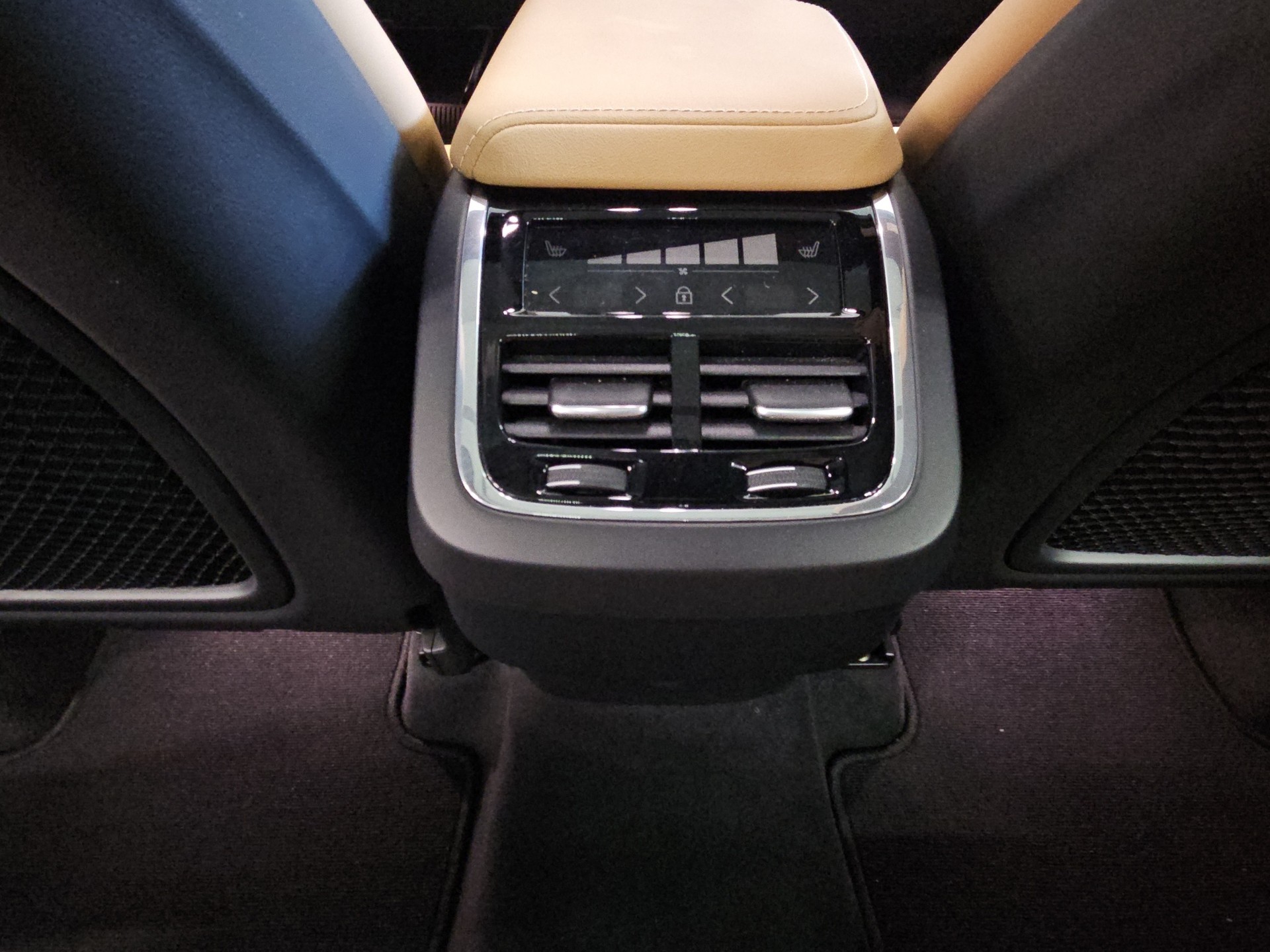 VOLVO XC60 2.0 B4 MH Ultimate Dark AWD-image-16