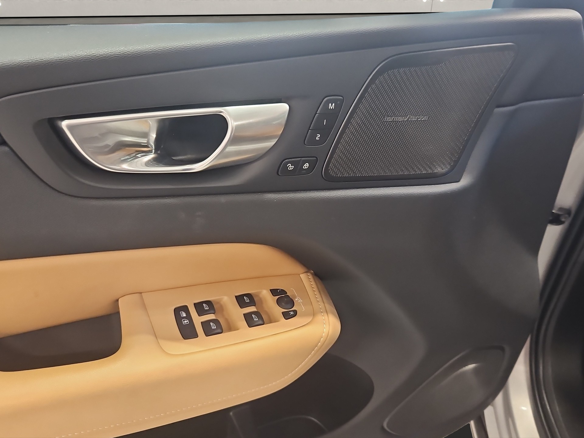 VOLVO XC60 2.0 B4 MH Ultimate Dark AWD-image-10