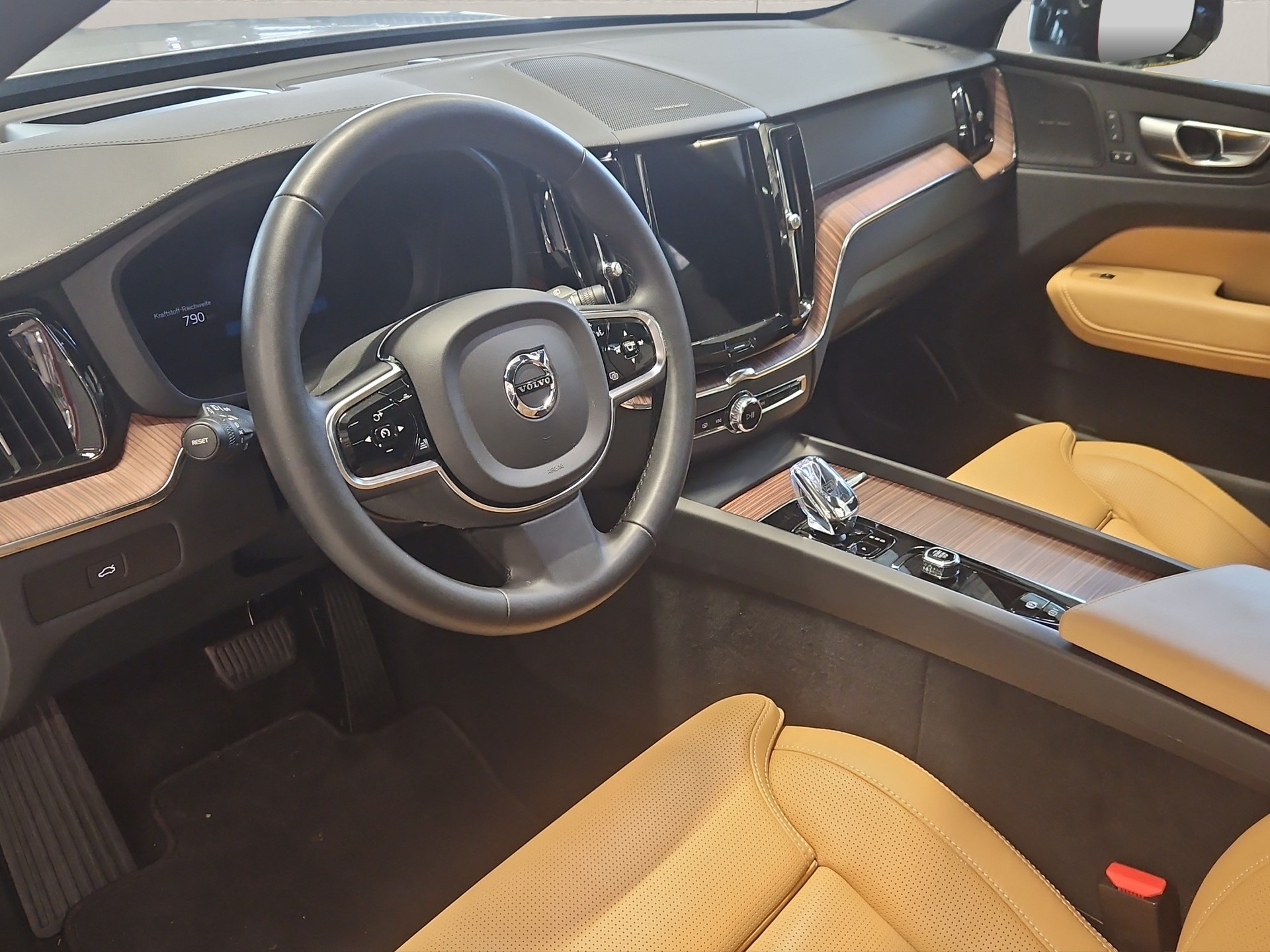 VOLVO XC60 2.0 B4 MH Ultimate Dark AWD-image-7