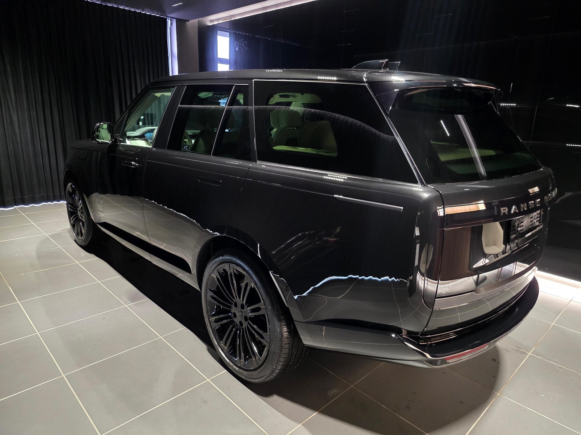 LAND ROVER Range Rover 4.4 V8 Autobiography-showroom-element-1