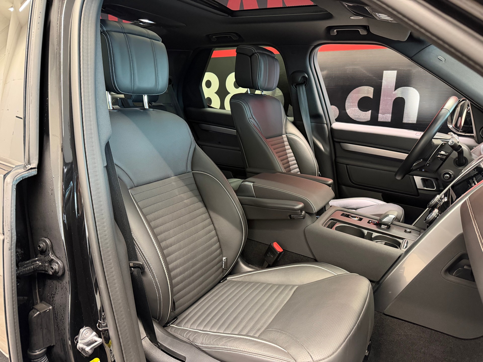 LAND ROVER Discovery 3.0D I6 300 R-Dynamic HSE AWD Automatic-image-29